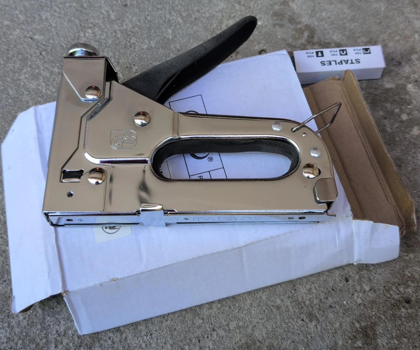 Heavy Duty Staple Gun with Staples