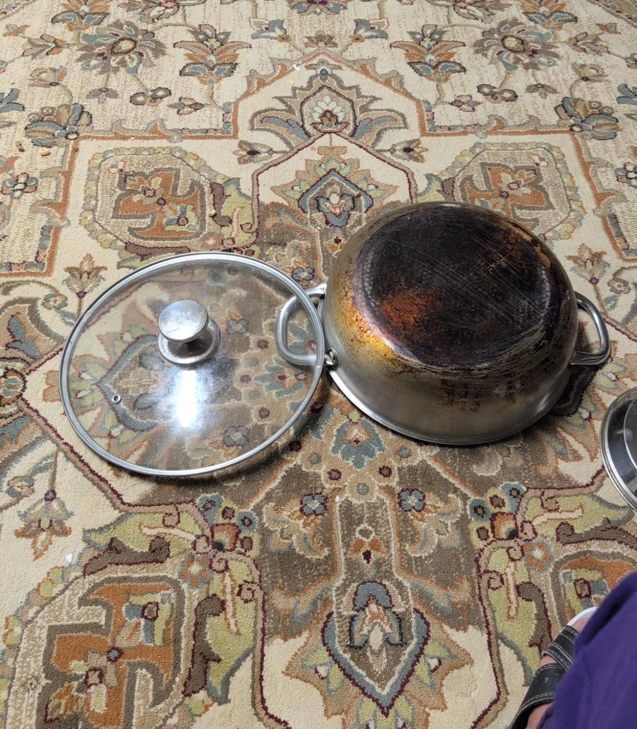 Stainless steel cooking pot with lid