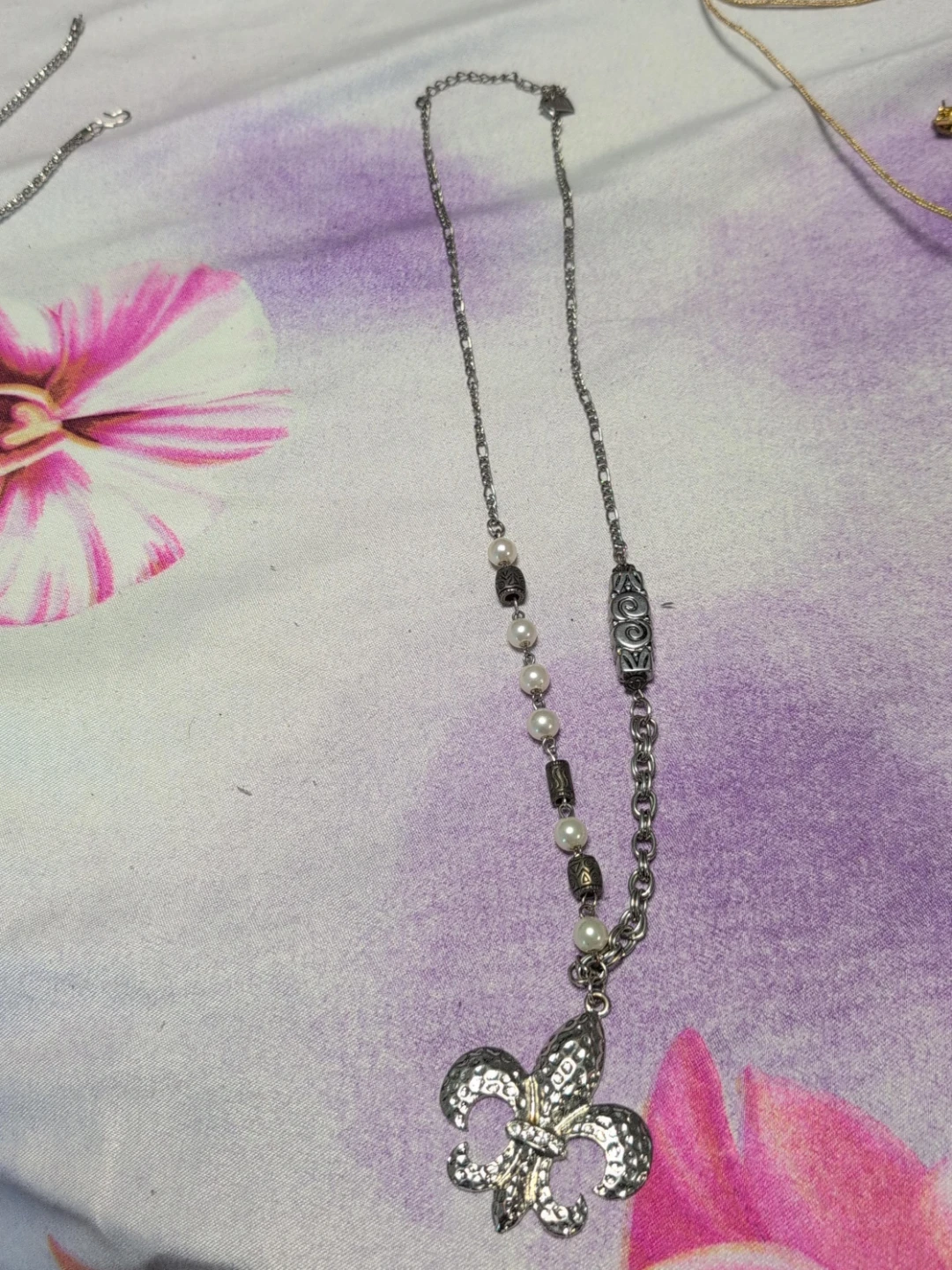 Fleur de lis pearl pendant necklace