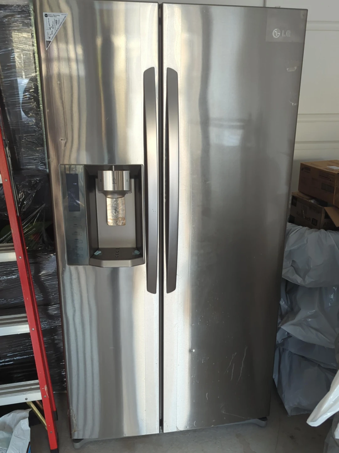 LG Side-by-Side Refrigerator with Ice and Water Dispenser. 36"