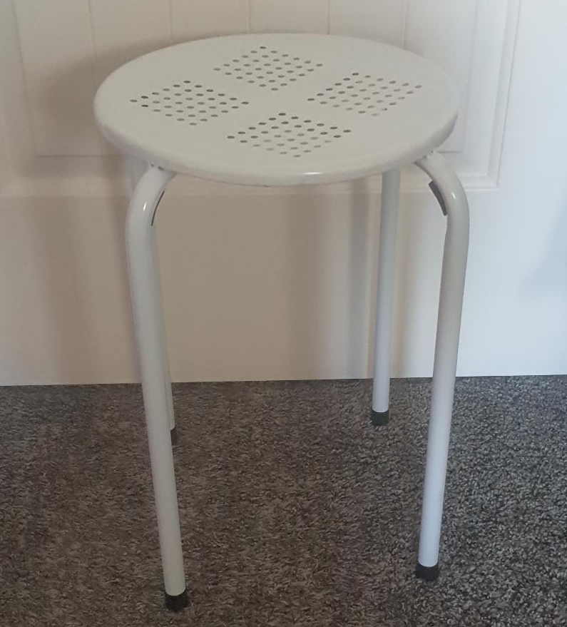 White stools 2pcs
