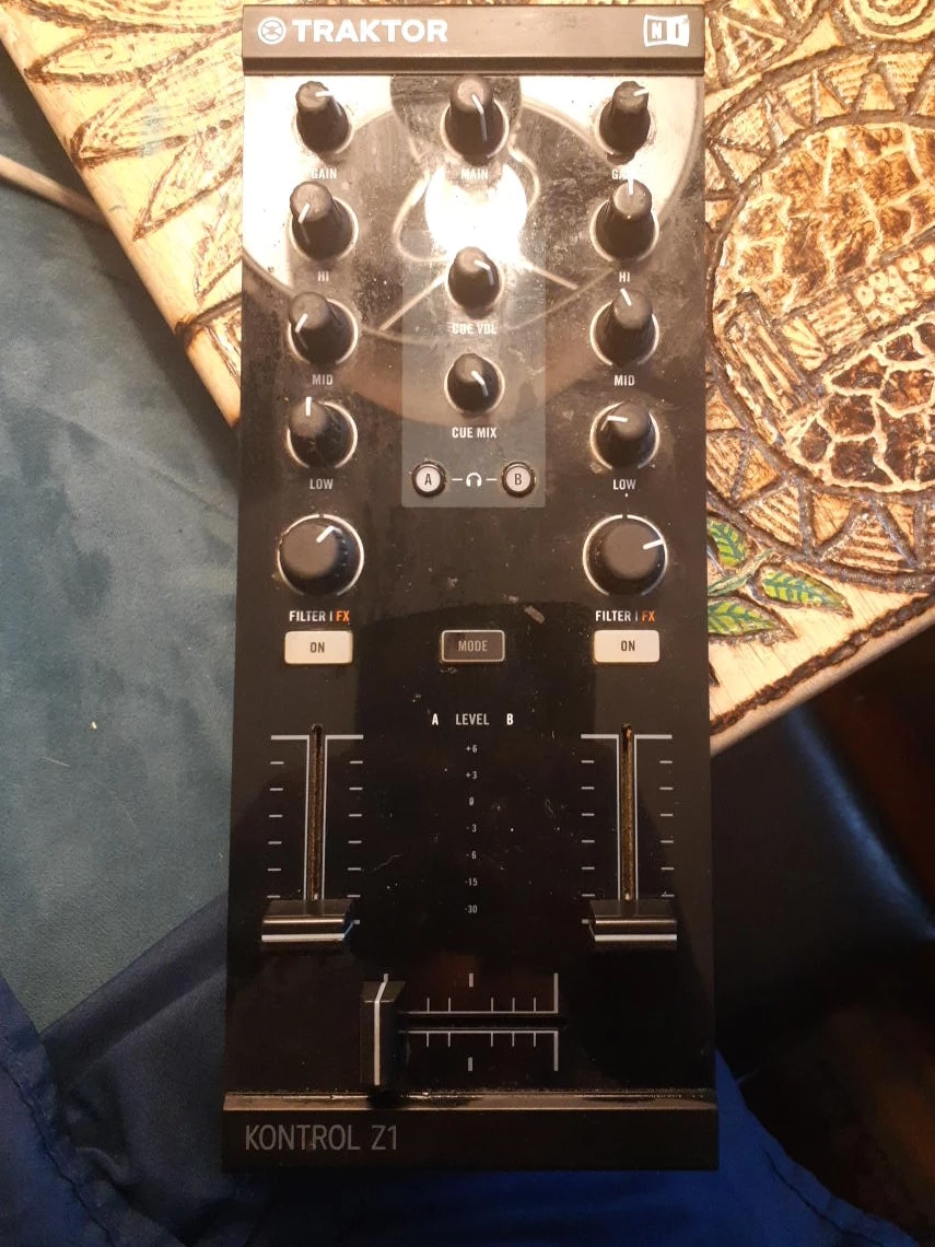Native Instruments Traktor Kontrol Z1 DJ Mixer