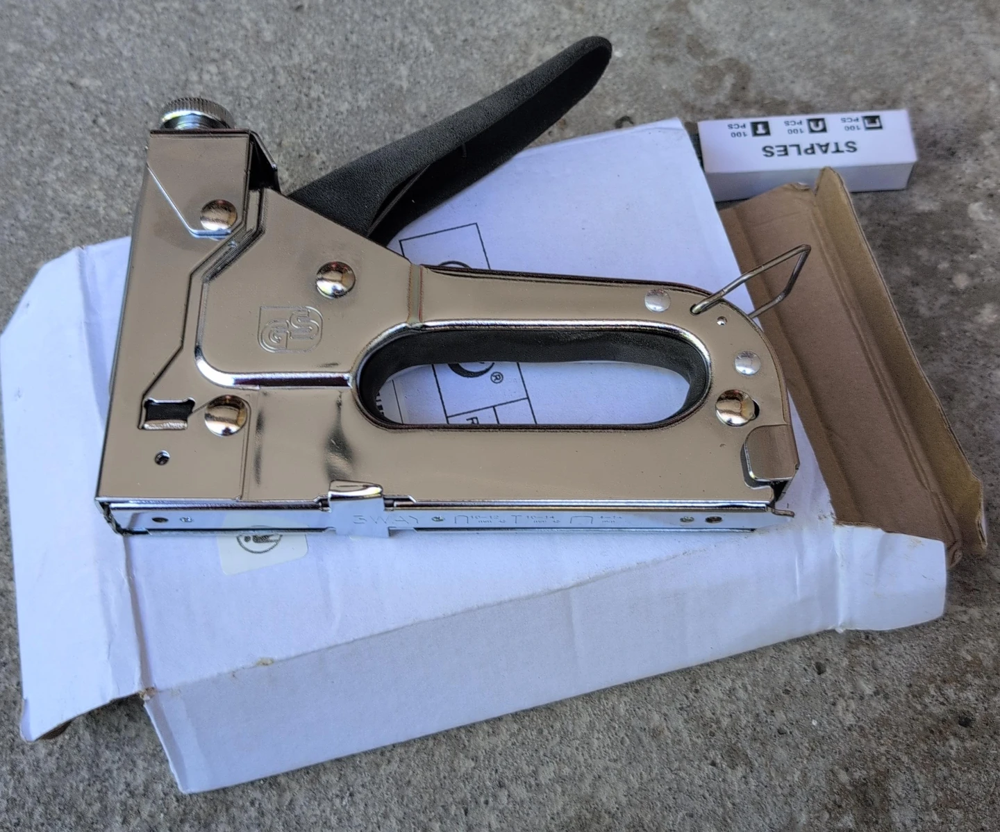 Heavy Duty Staple Gun with Staples