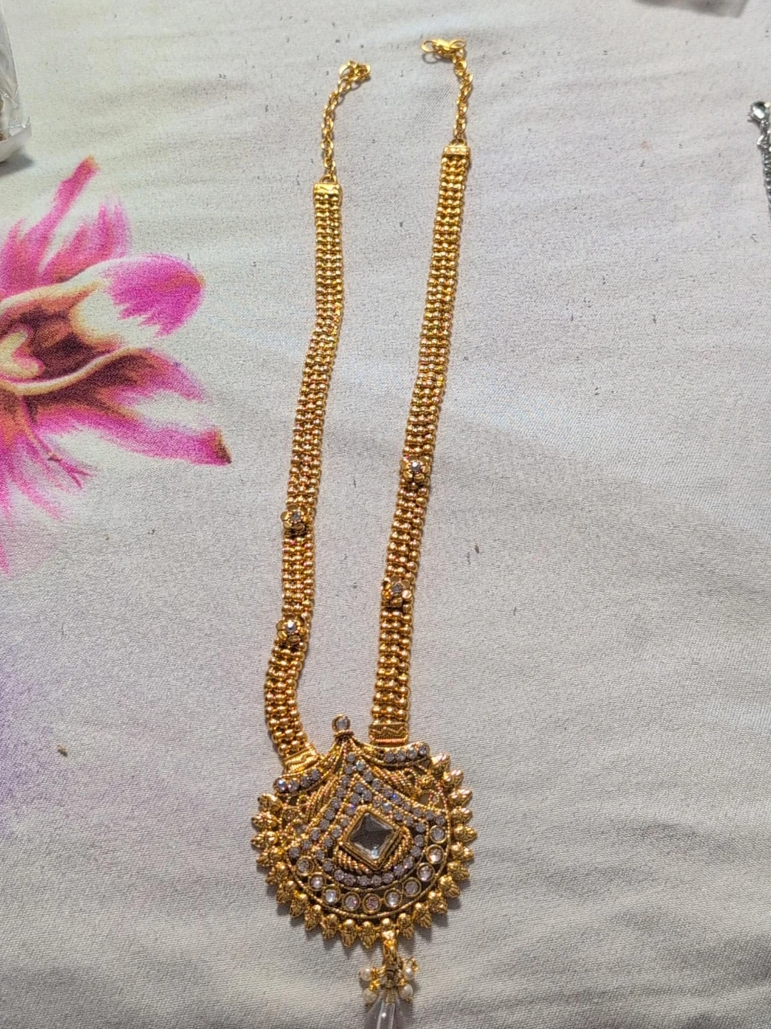 Gold Tone necklace with pendant