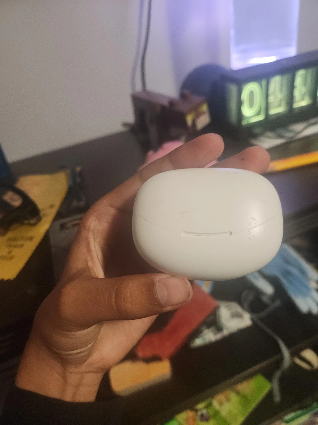 White Wireless Earbud Charging Case