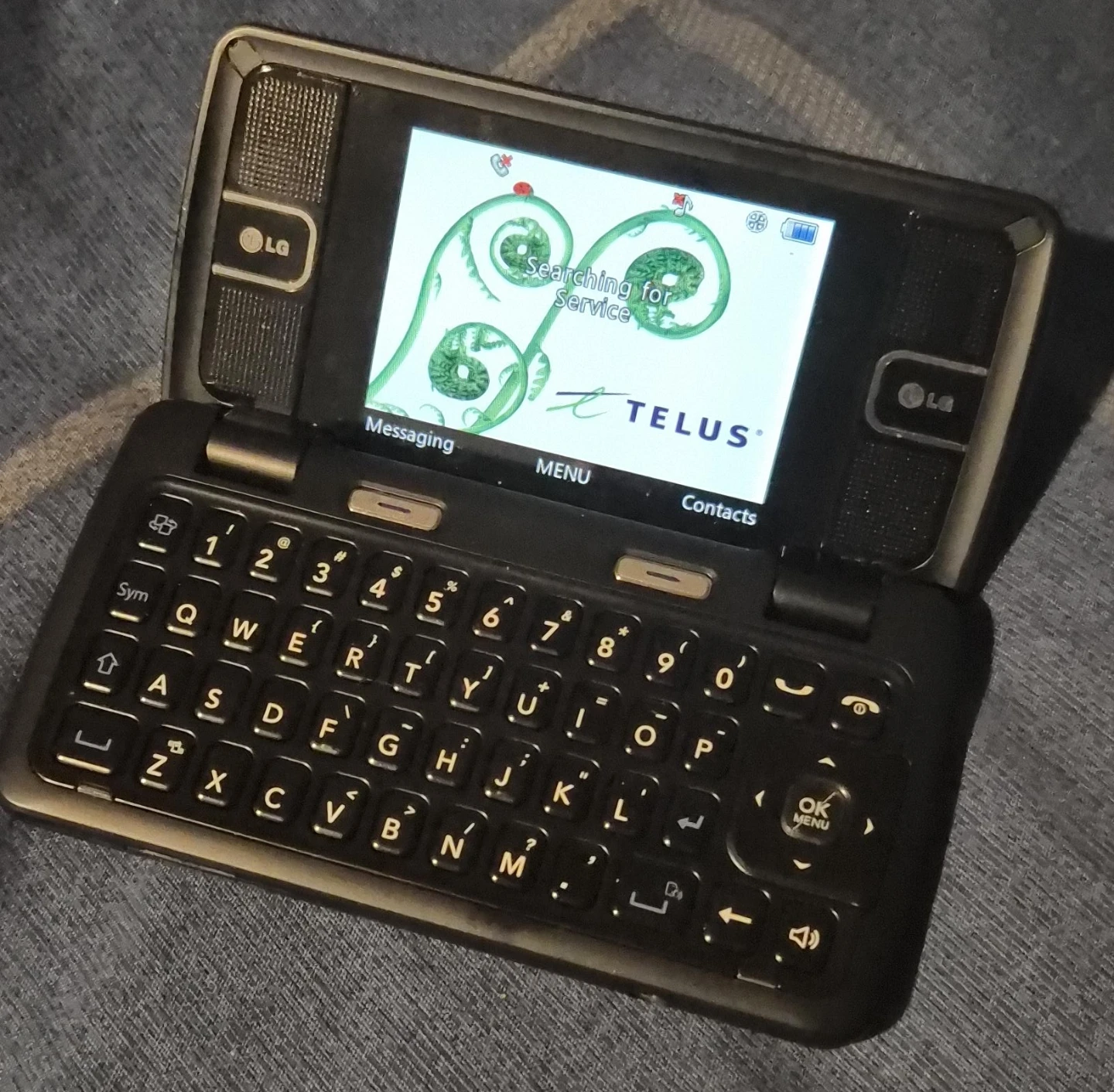 LG Flip Phone with QWERTY Keyboard - Telus
