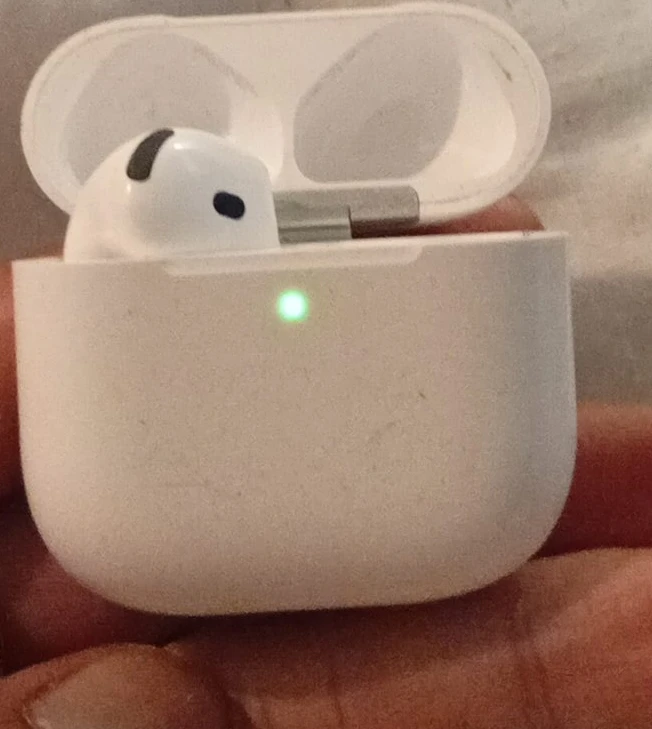 Apple AirPods Pro (4th generation)with Charging Case