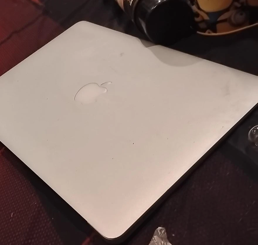 Apple MacBook