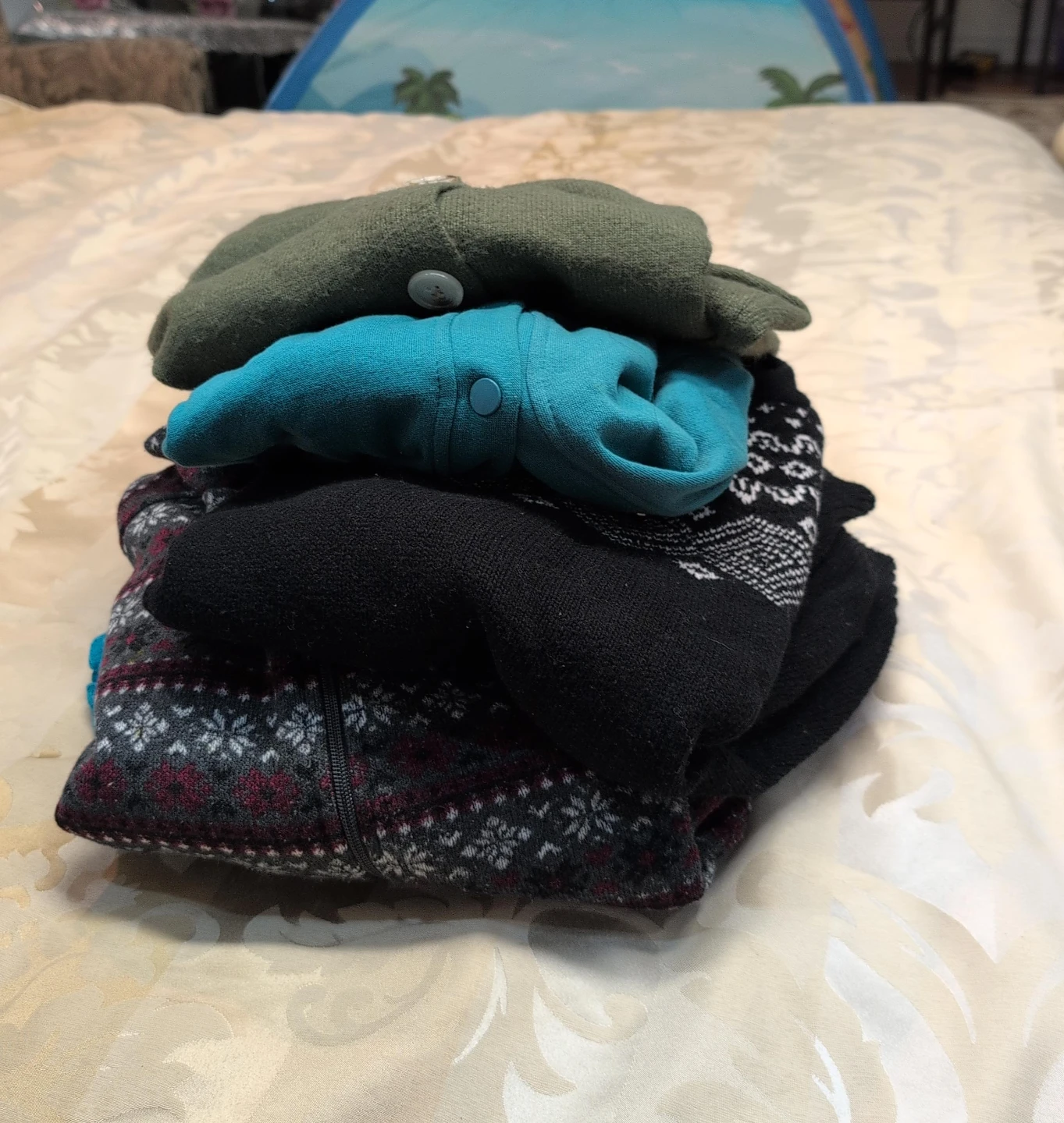 Bundle of 4' tops Fleece one black jacket $25