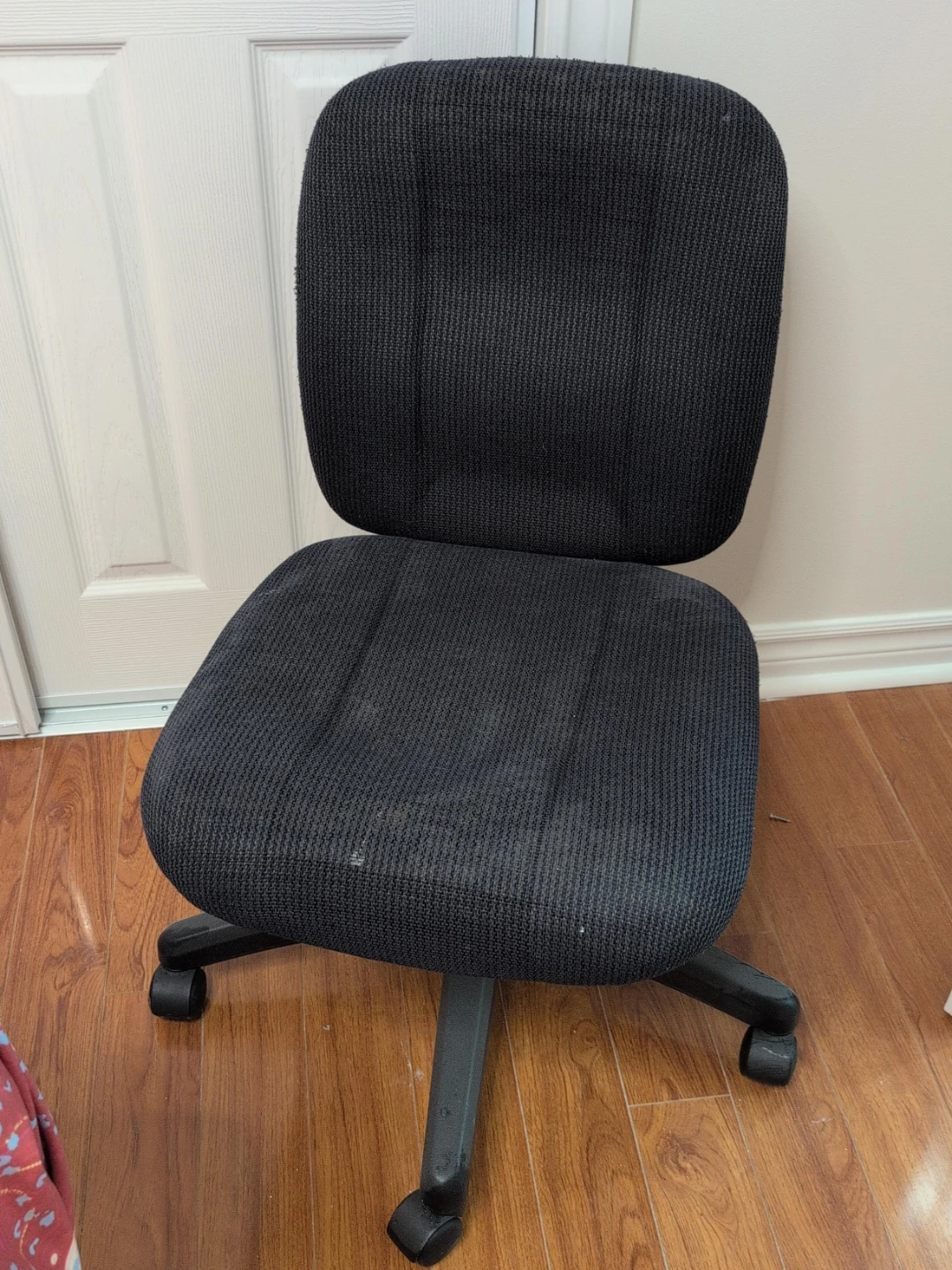 Bule fabric office chair with wheels not going up and down