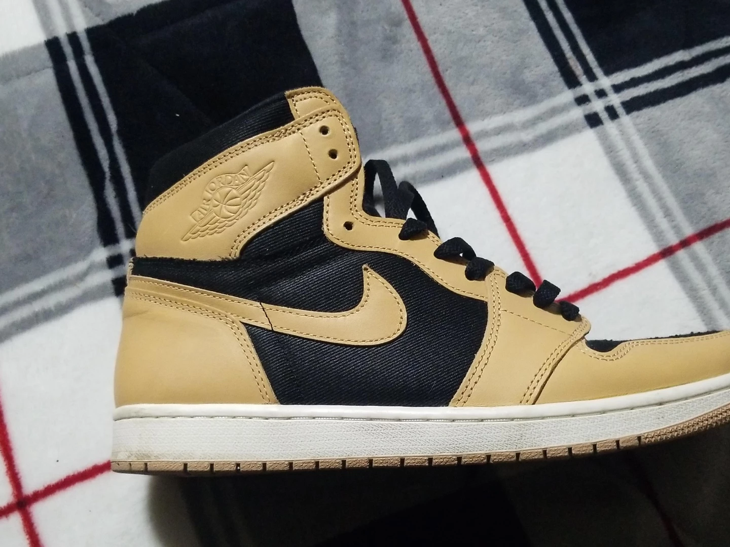 Air Jordan 1 High OG "Golden Harvest"