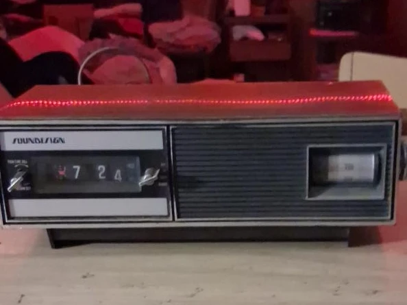 Soundesign Alarm Clock Radio