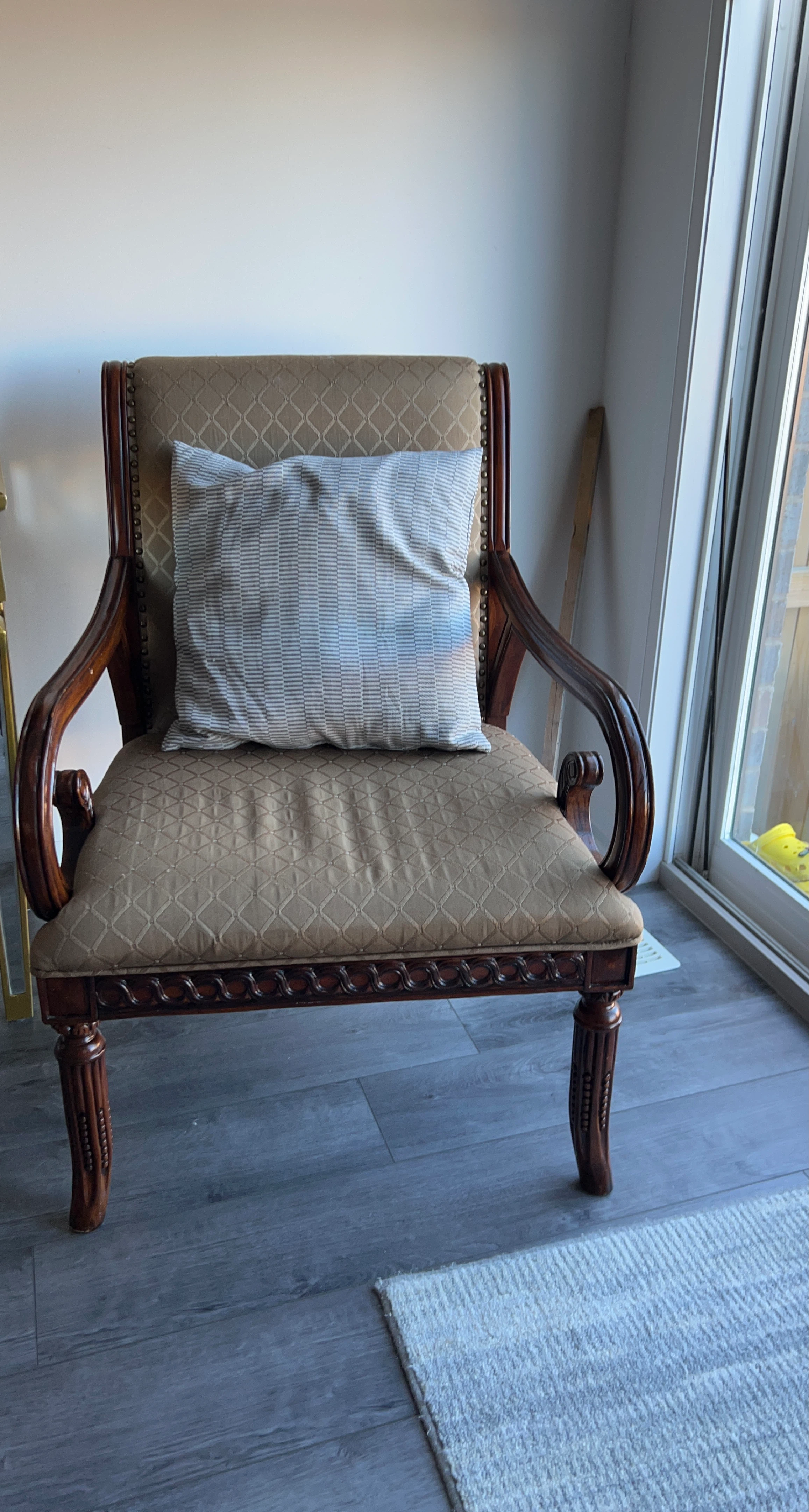 Antique Accent Chair with Ottoman Design