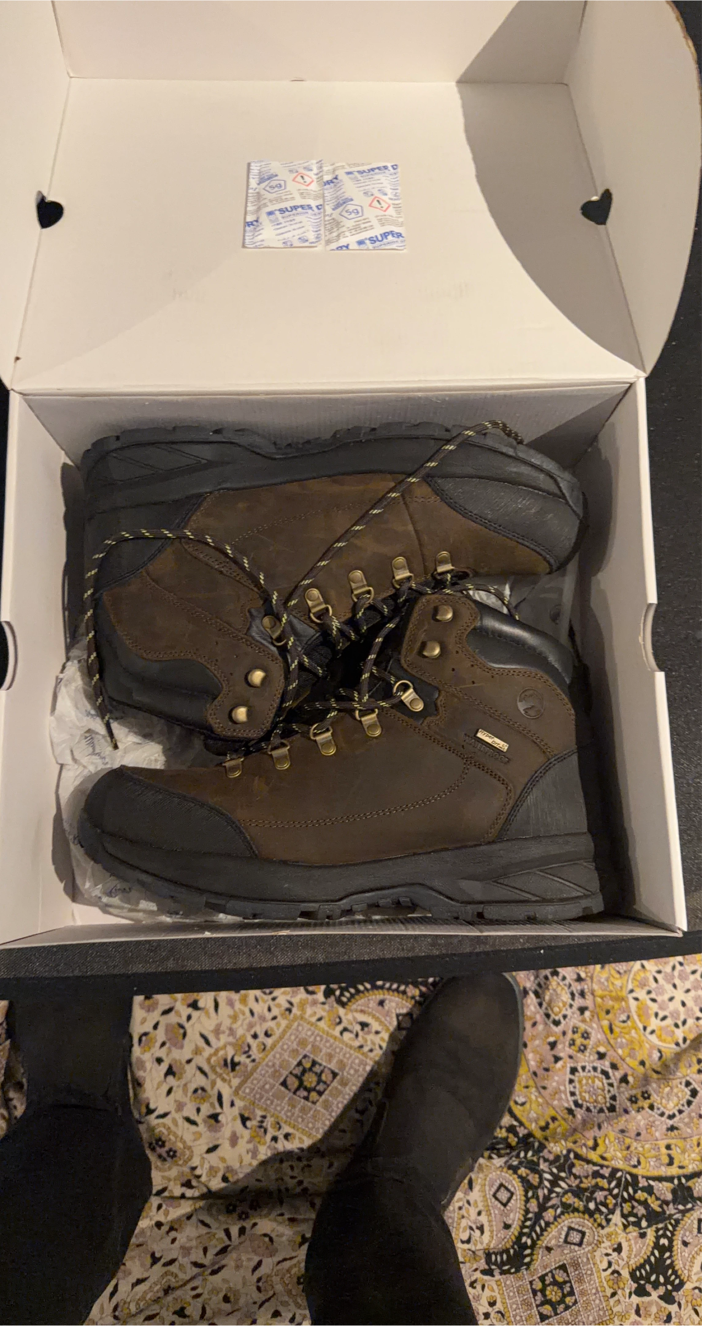 Waterproof steel toe boots only worn 1 time new co diction