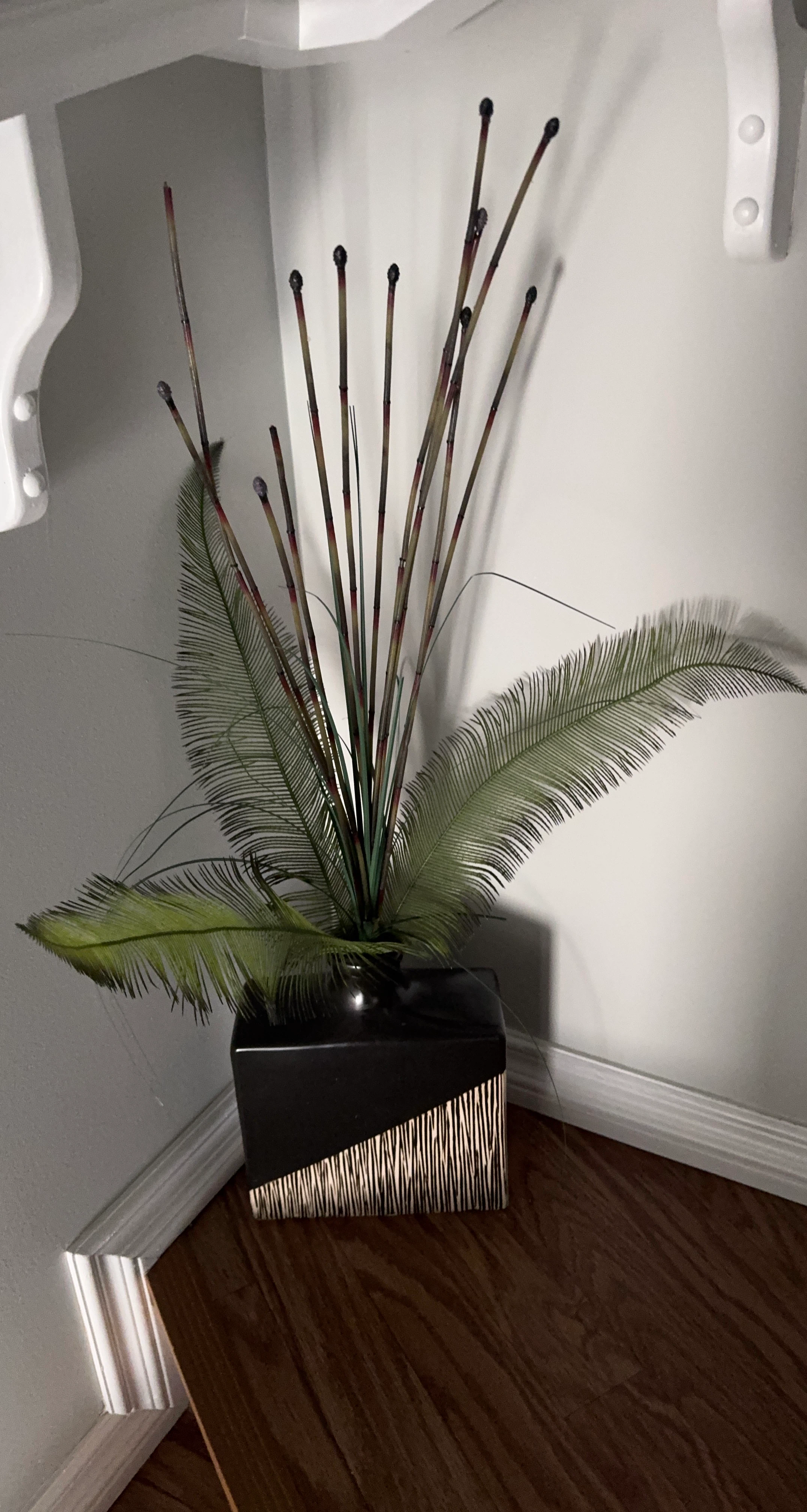Decorative Dried Grass Arrangement with Black Vase