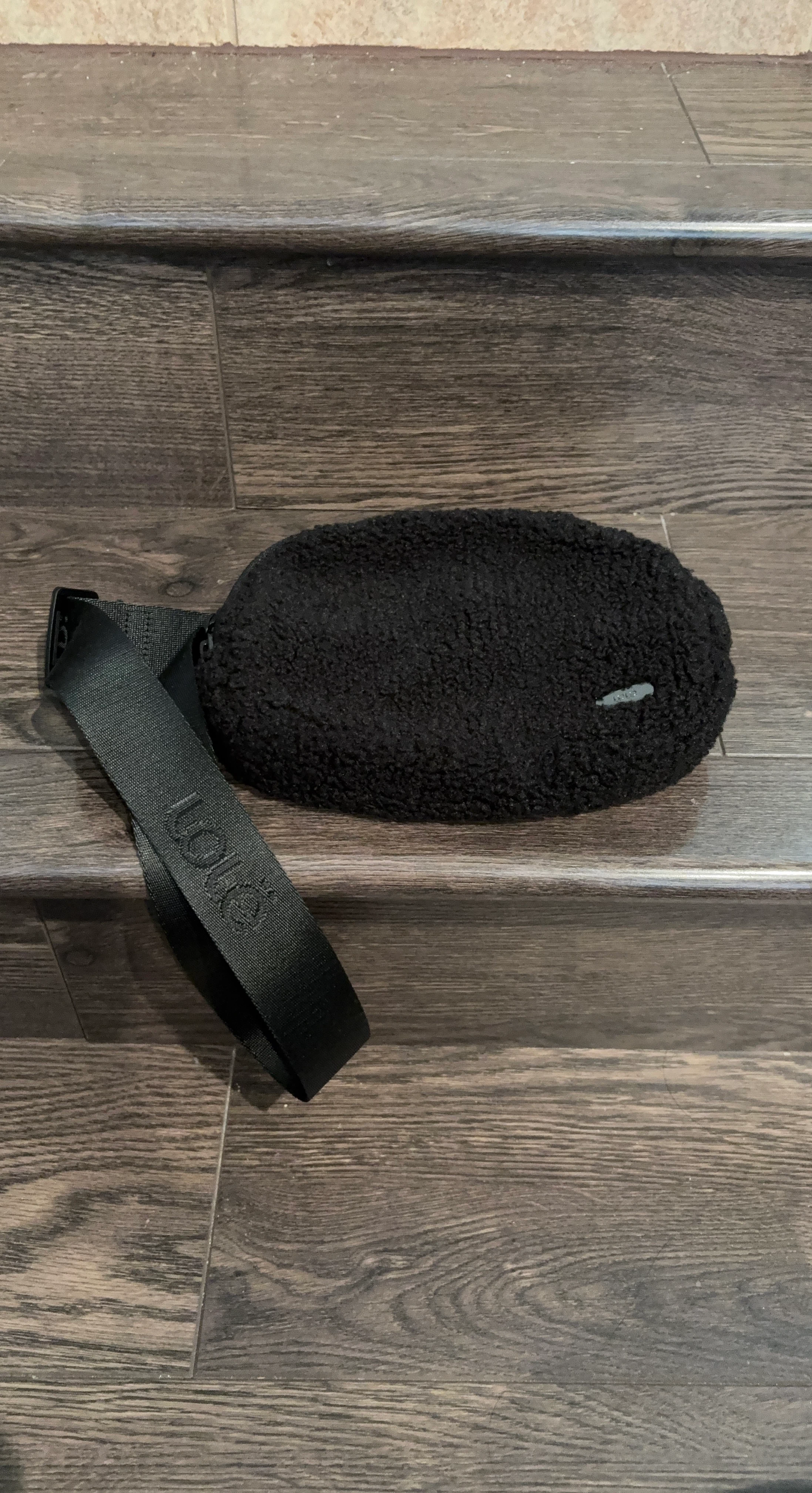 LOLE - Everywhere Belt Bag Sherpa Black