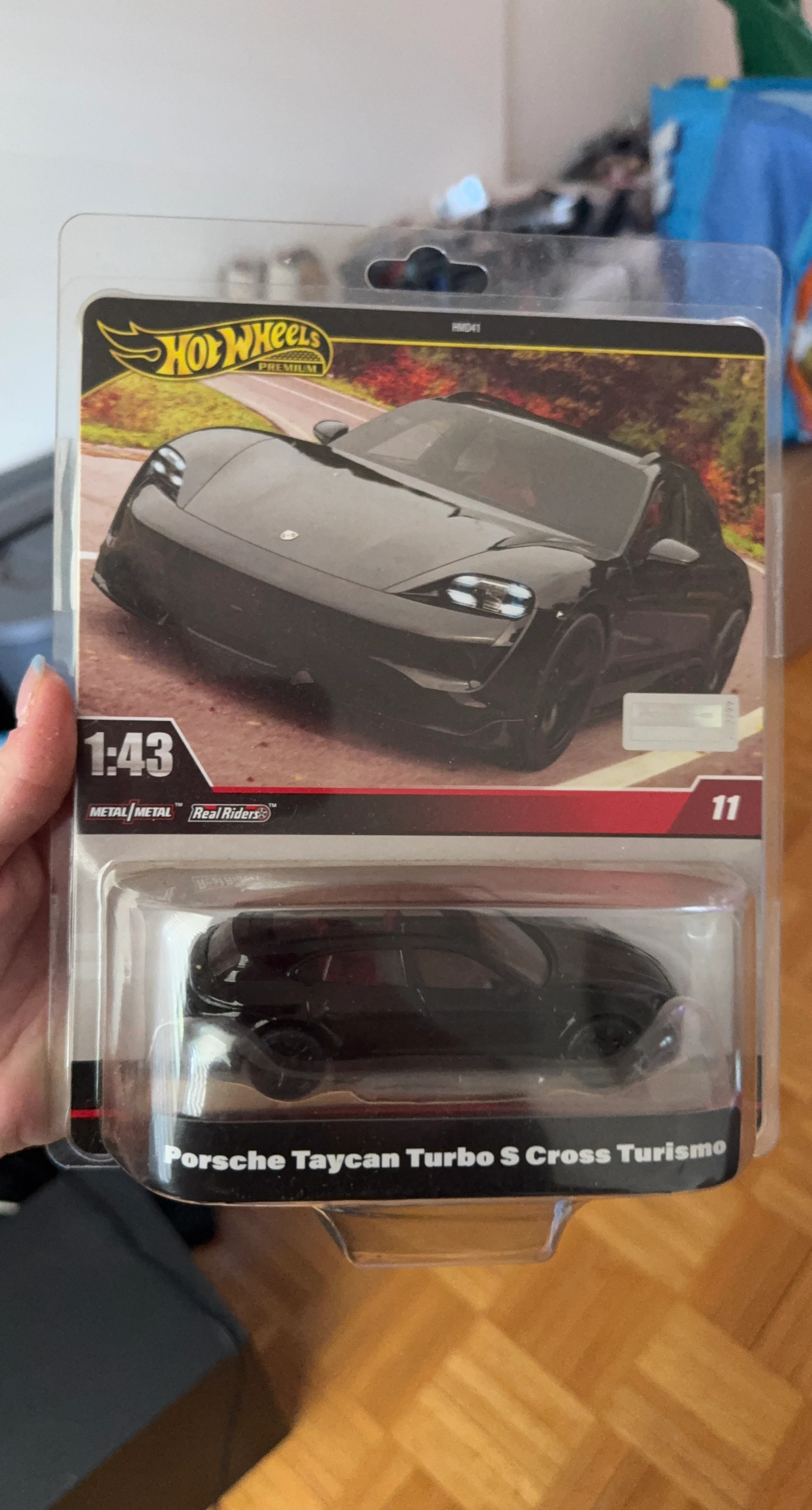 Hot Wheels Premium Porsche Taycan Turbo S Cross Turismo 1:43