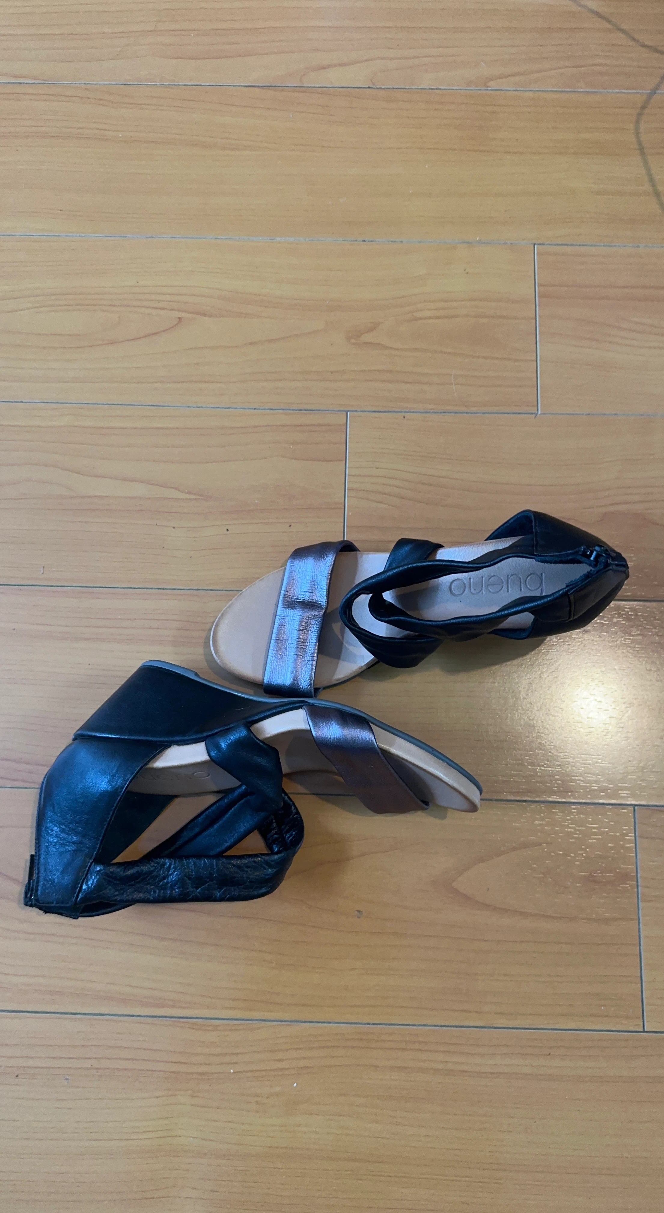 Bueno Black & Metallic Strappy Sandals