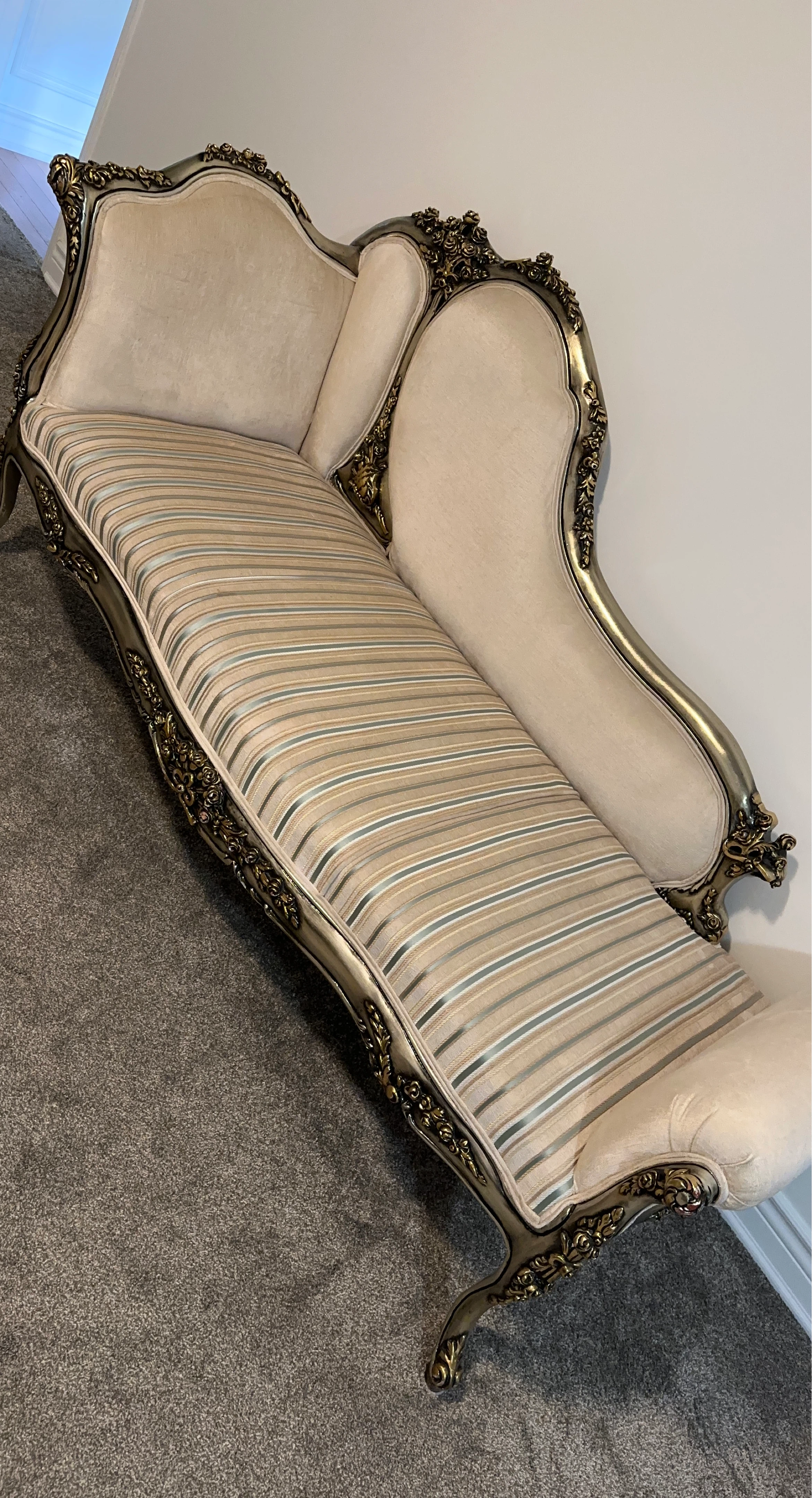Elegant Chaise Lounge - Vintage Style