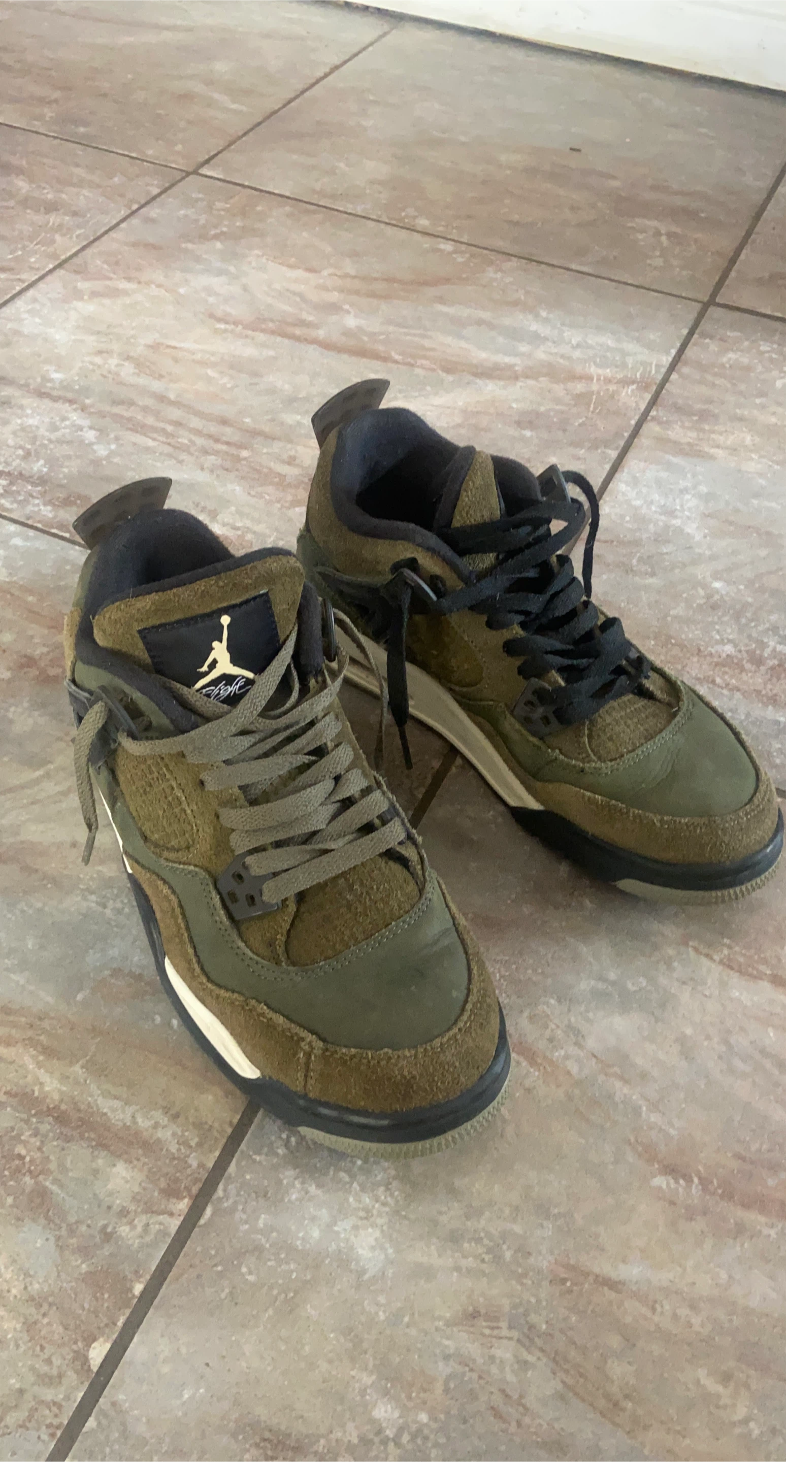 Jordan 4 "Military Black" (Olive)