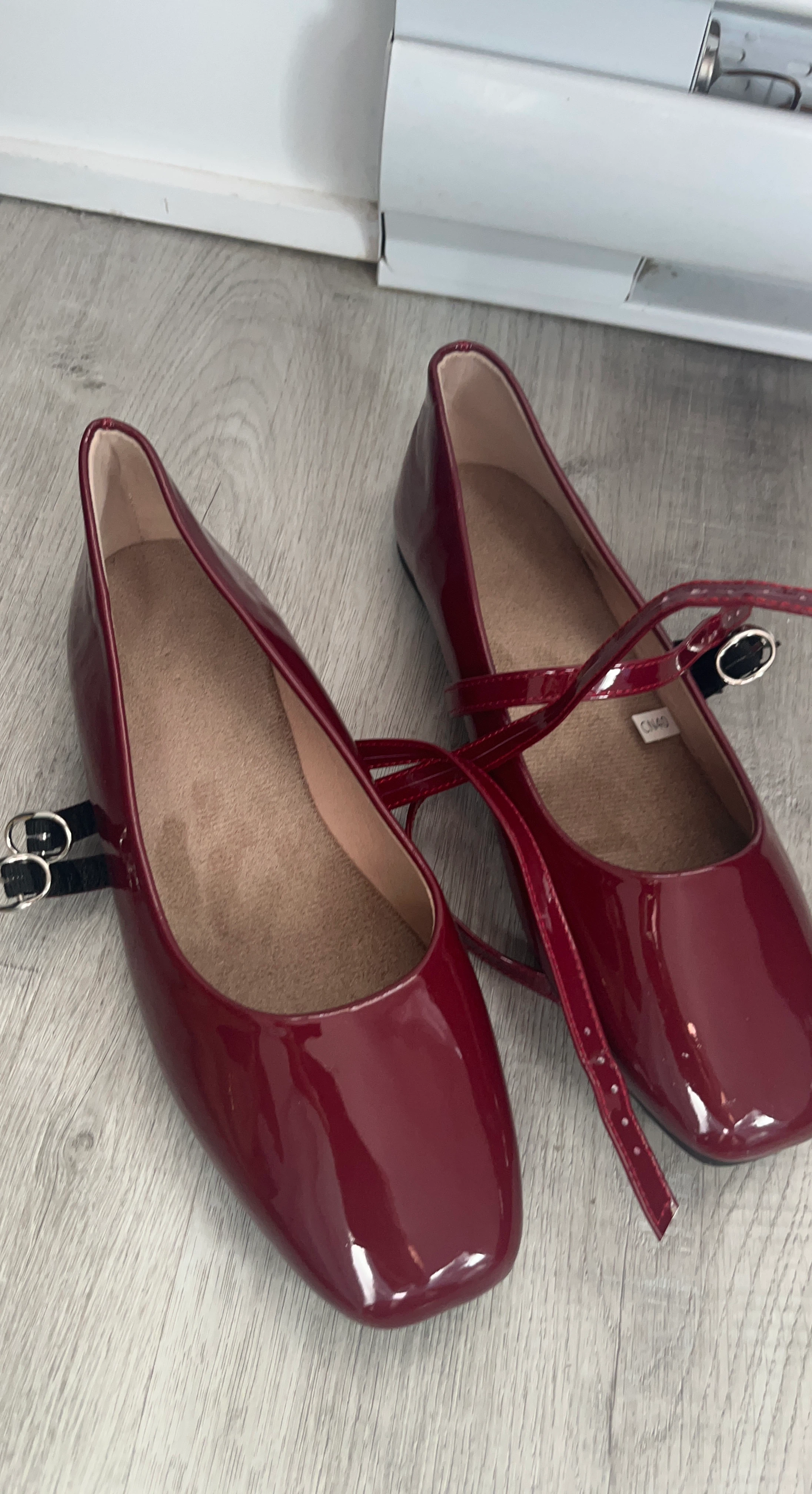 Chaussures plates bordeaux vernies à bride