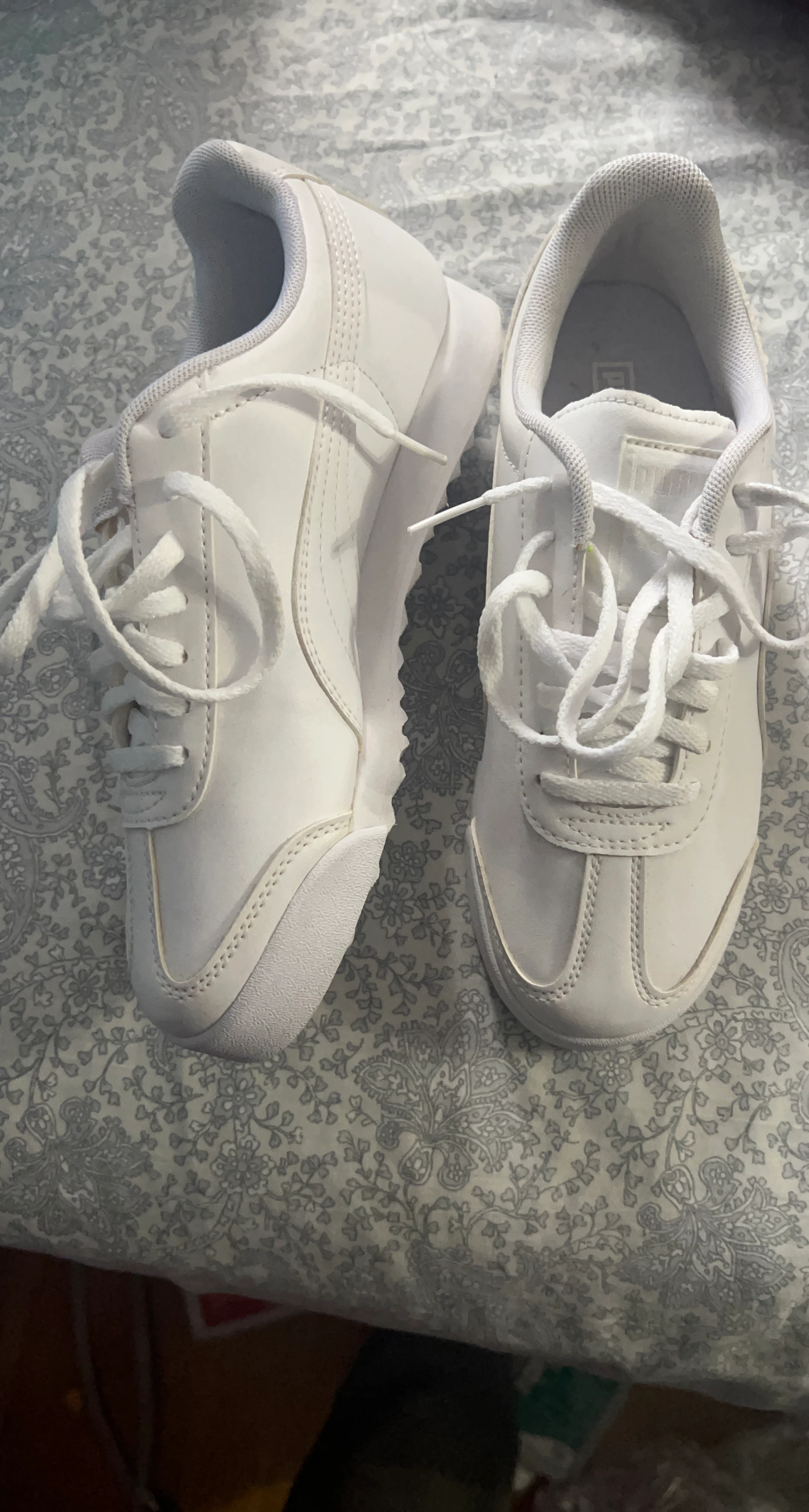White puma sneakers