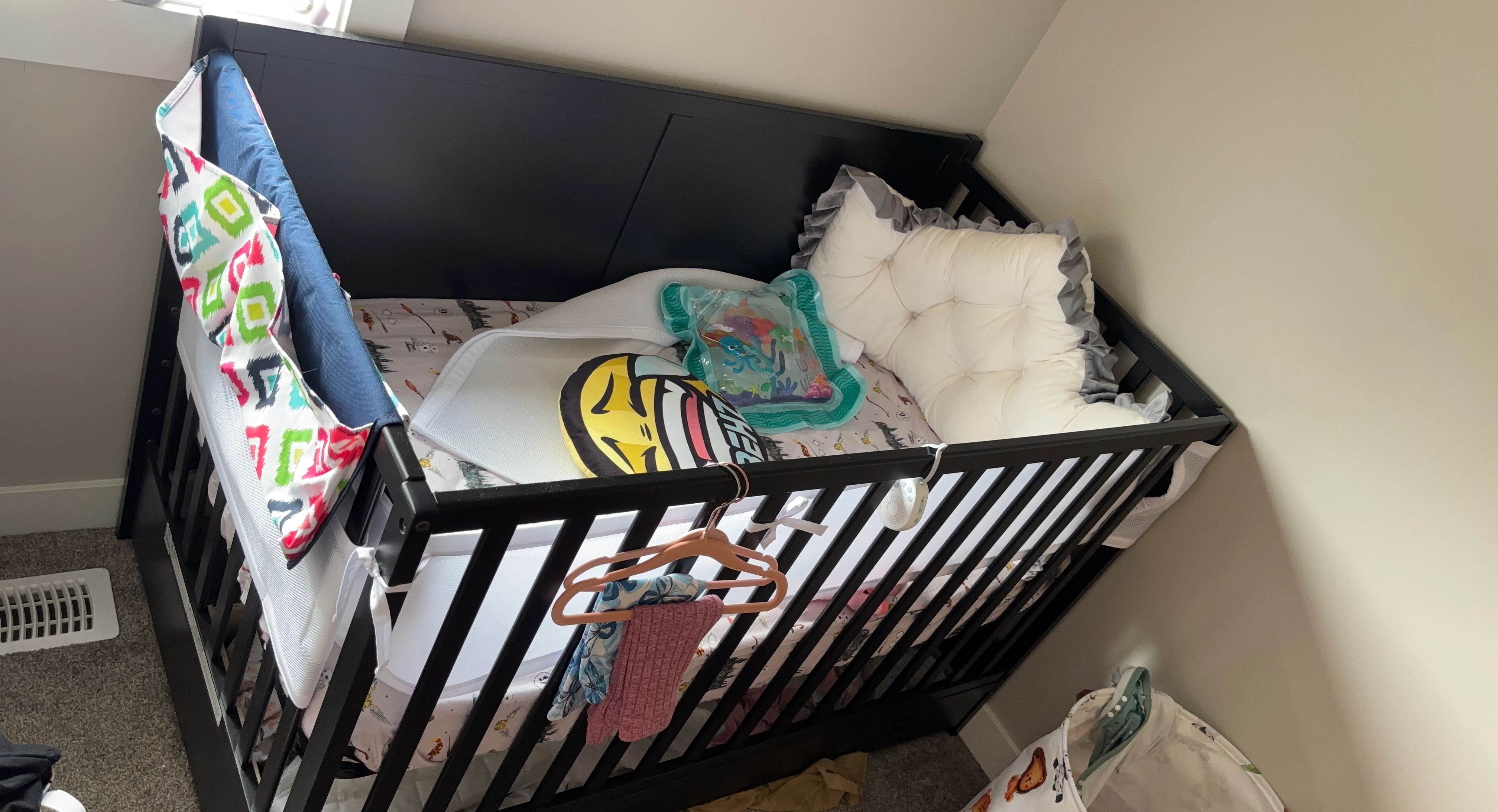 Baby Crib w/mattress and bedding -EVICTION SALE