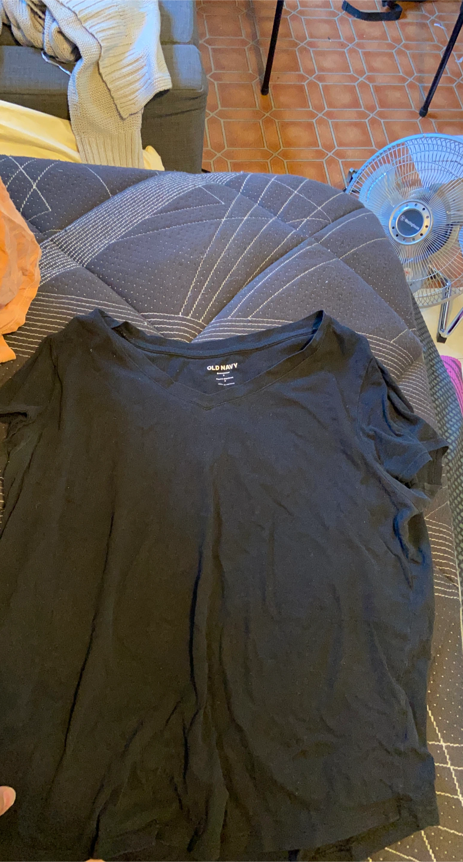 Old Navy Black V-Neck T-Shirt - Size M