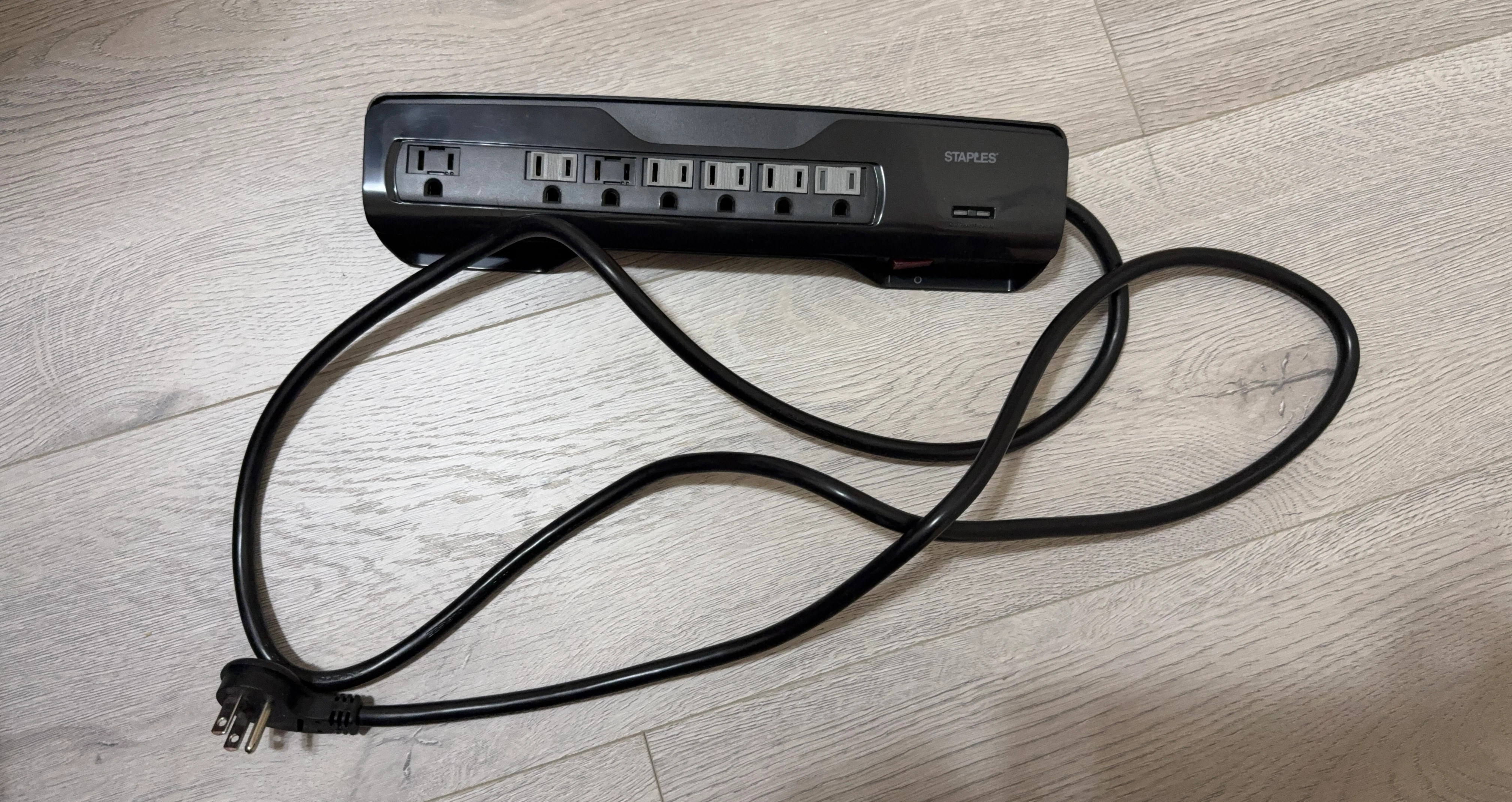 Staples 7-Outlet 2100 Joules Surge Protector w/ 6' Cord 24499