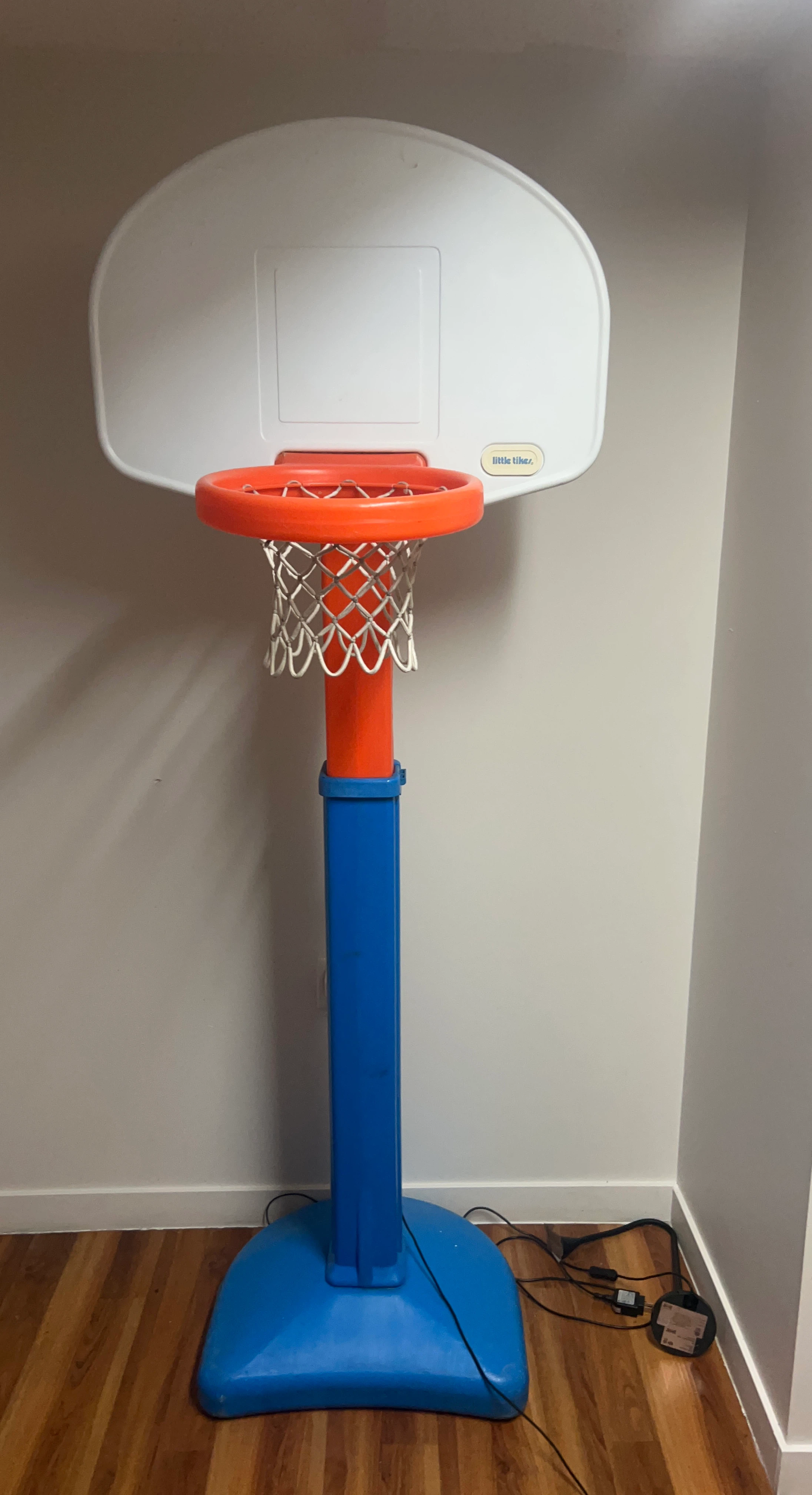 Little Tikes Adjustable Basketball Hoop