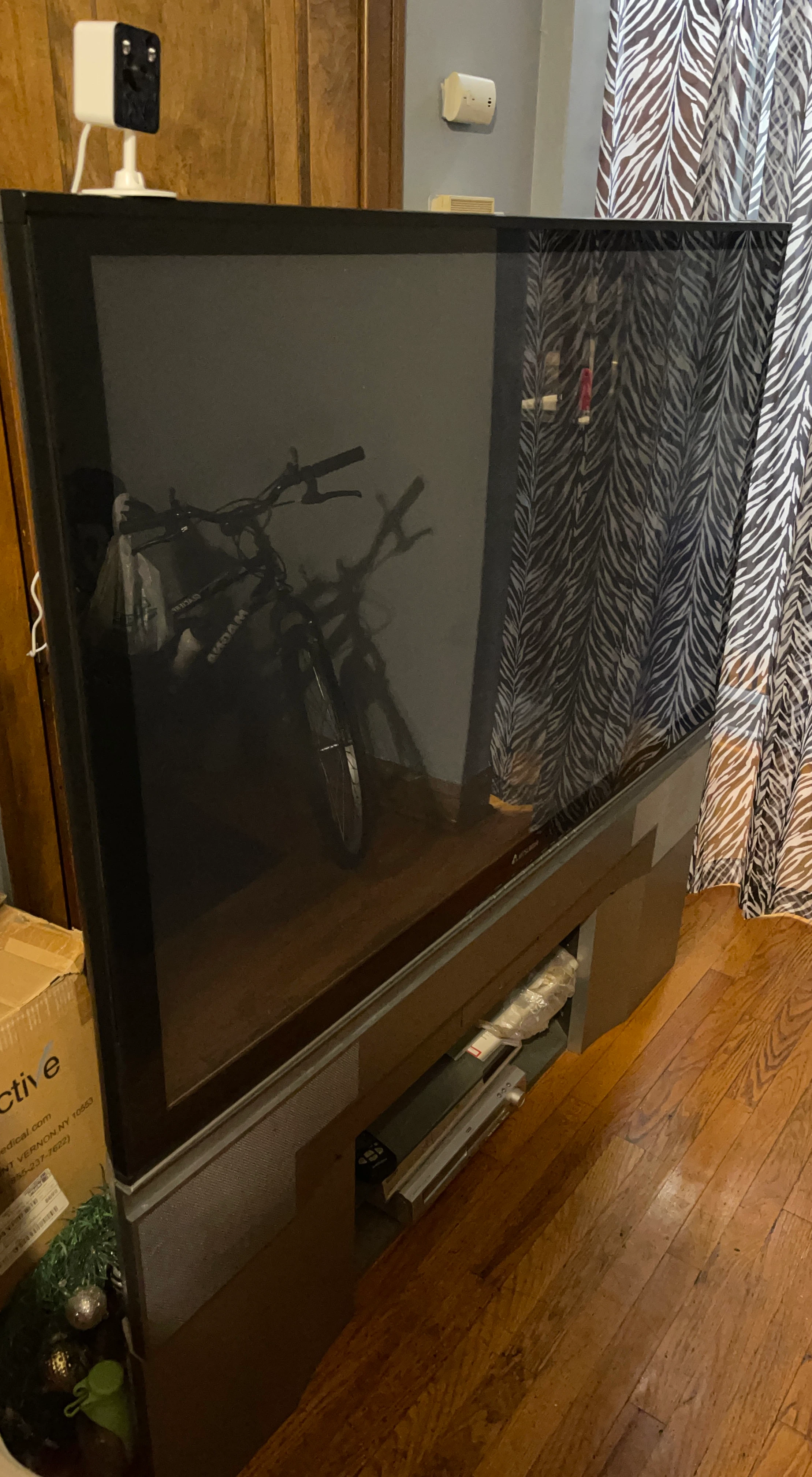 Mitsubishi Rear Projection TV - photo 2