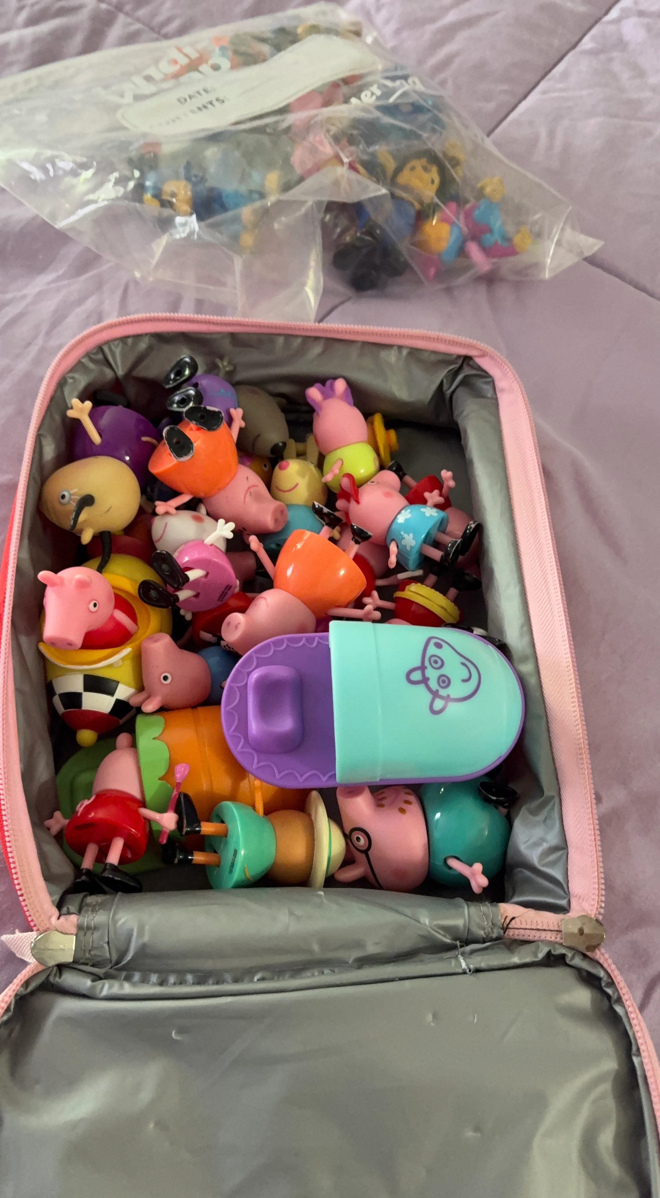 Peppa Pig Lunch Box with Assorted Figurines - photo 2