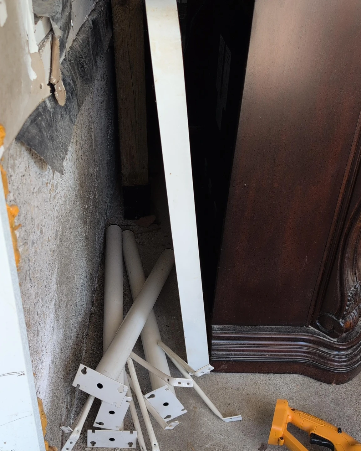 White color table with legs 60×90