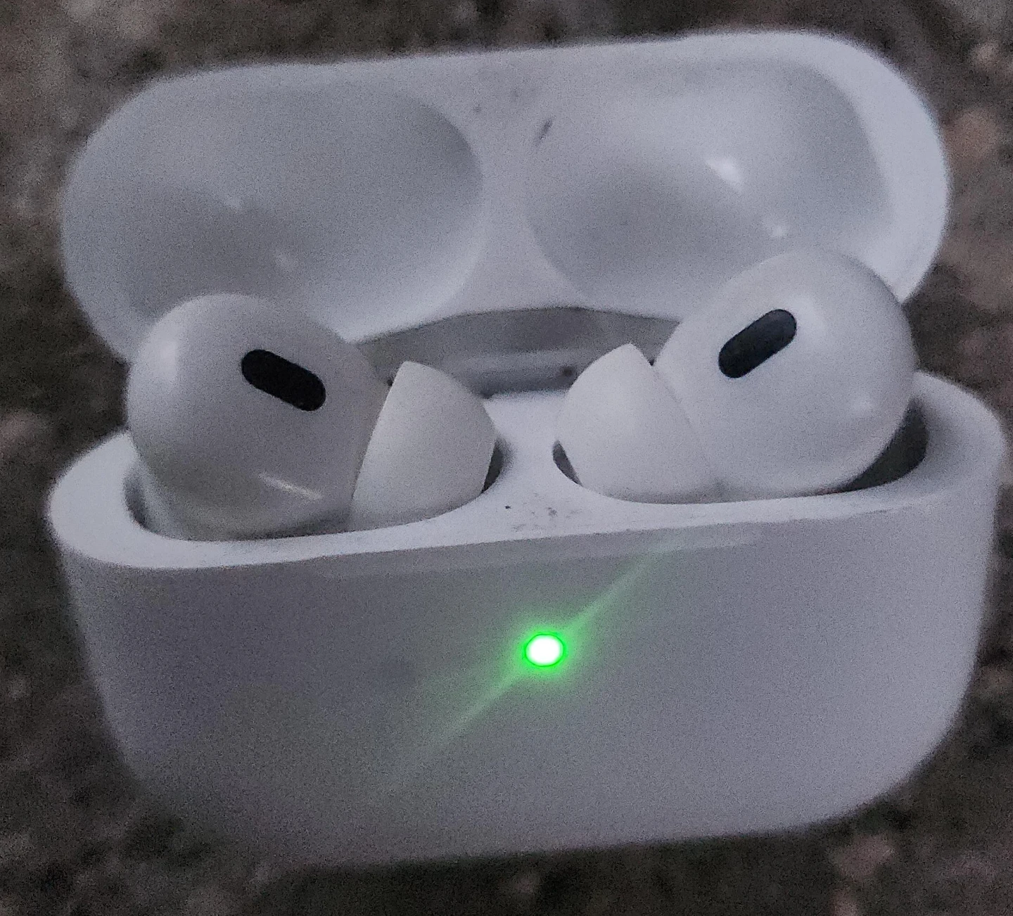 Apple AirPods Pro (2nd Generation) with Charger/earbuds