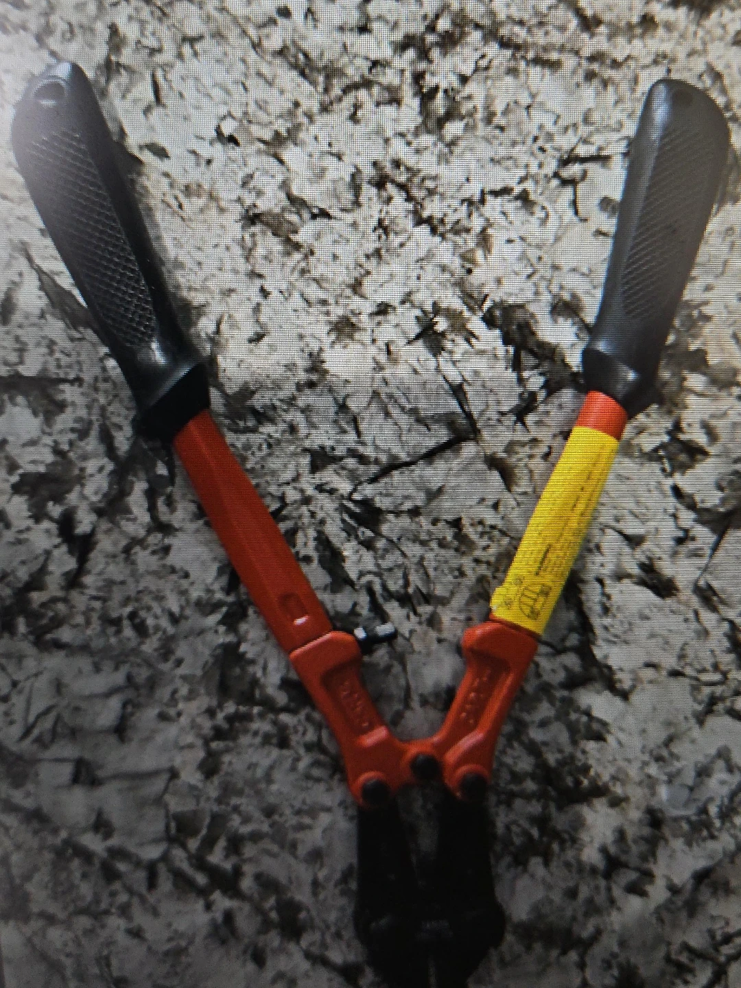 Bolt cutters
