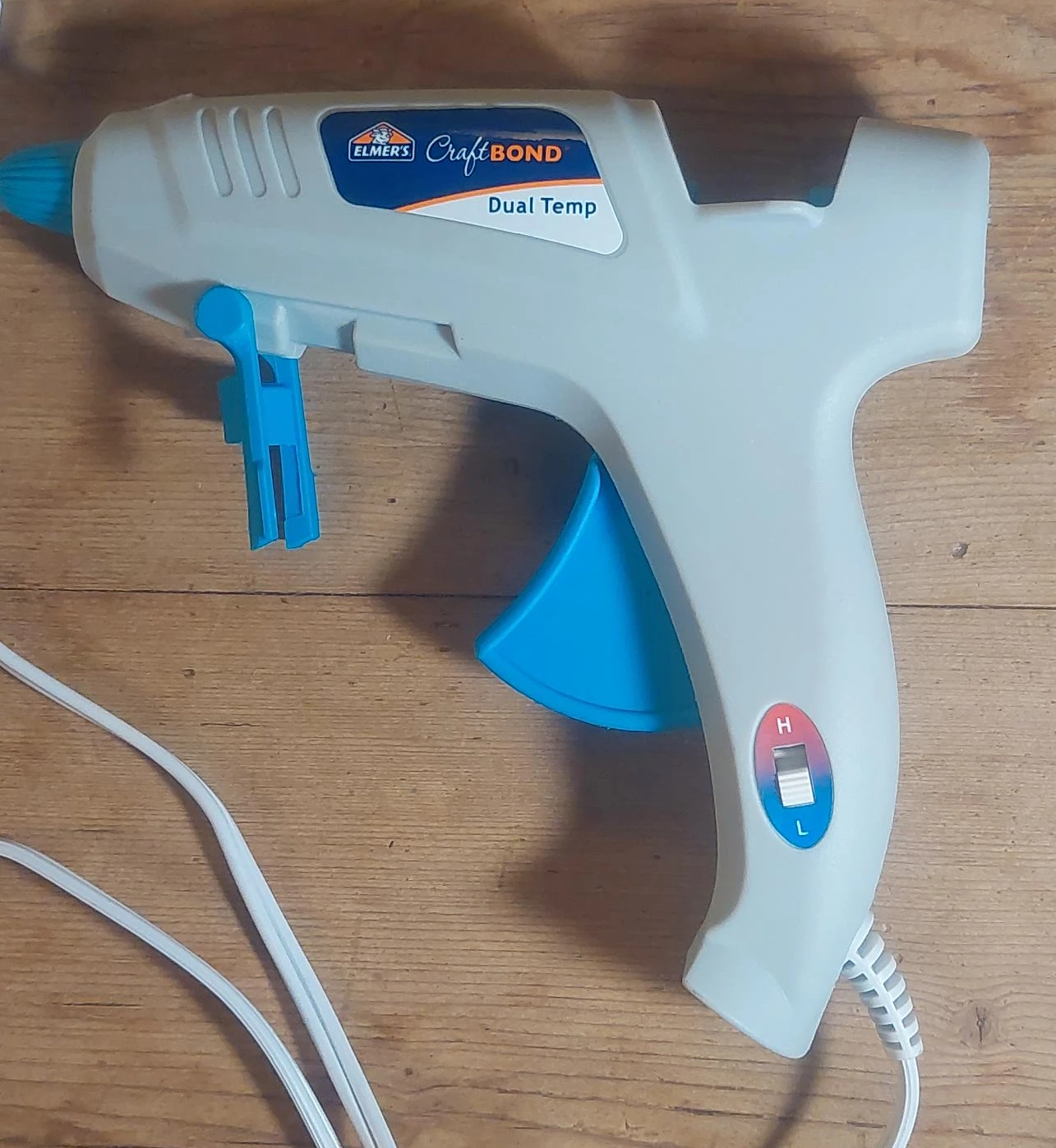 Elmer's CraftBond Dual Temp Glue Gun plus 22 glue sticks