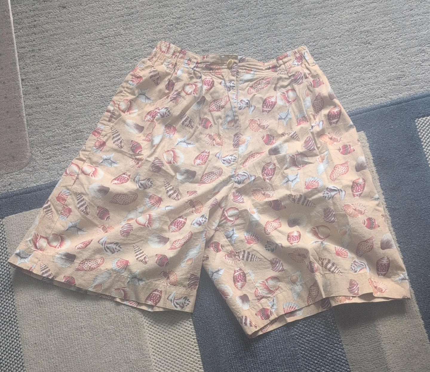Shorts with seashell print
