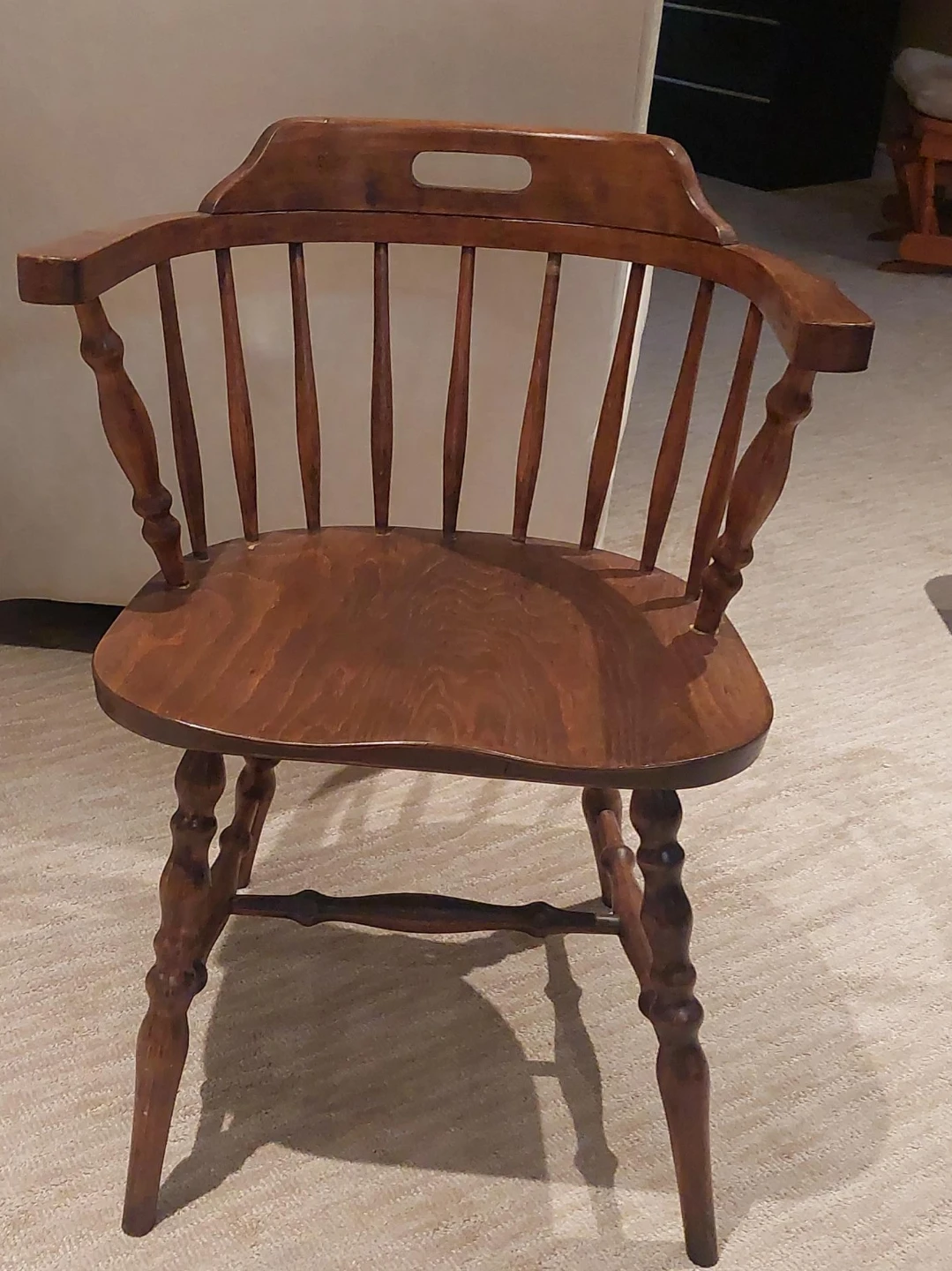 Wooden spindle back accent chair