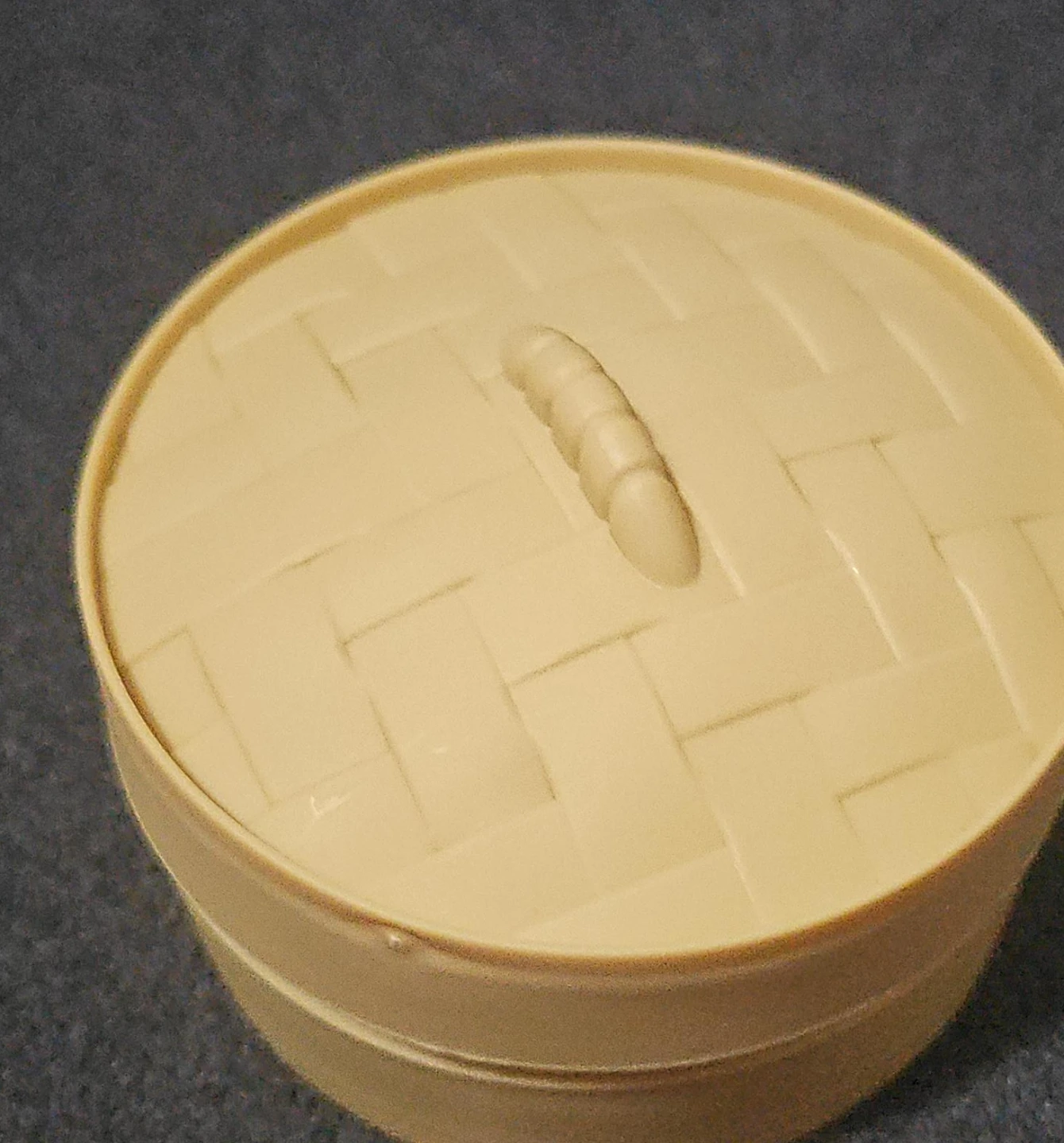 Small round container with bamboo lid design
