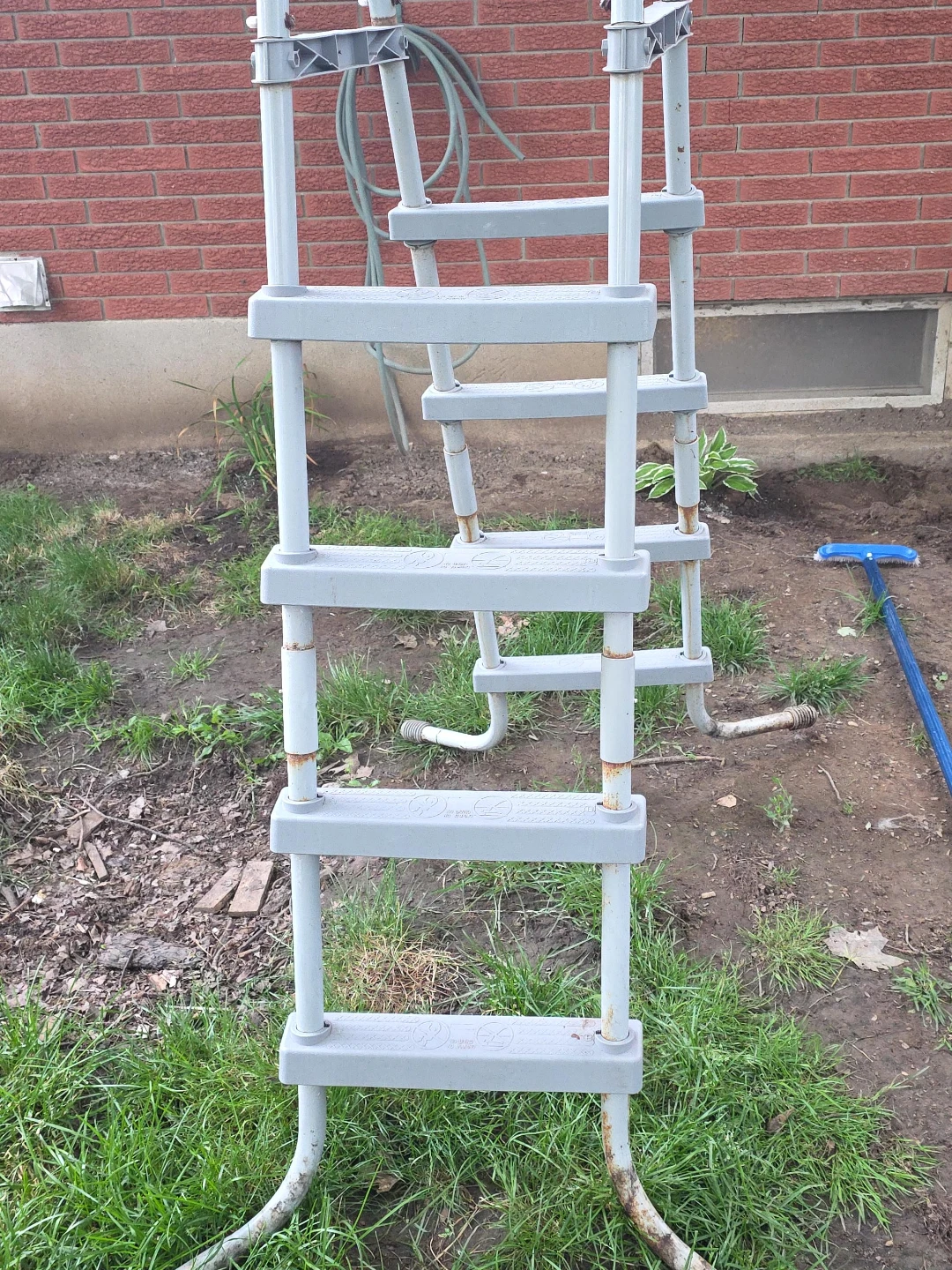 Pool ladder