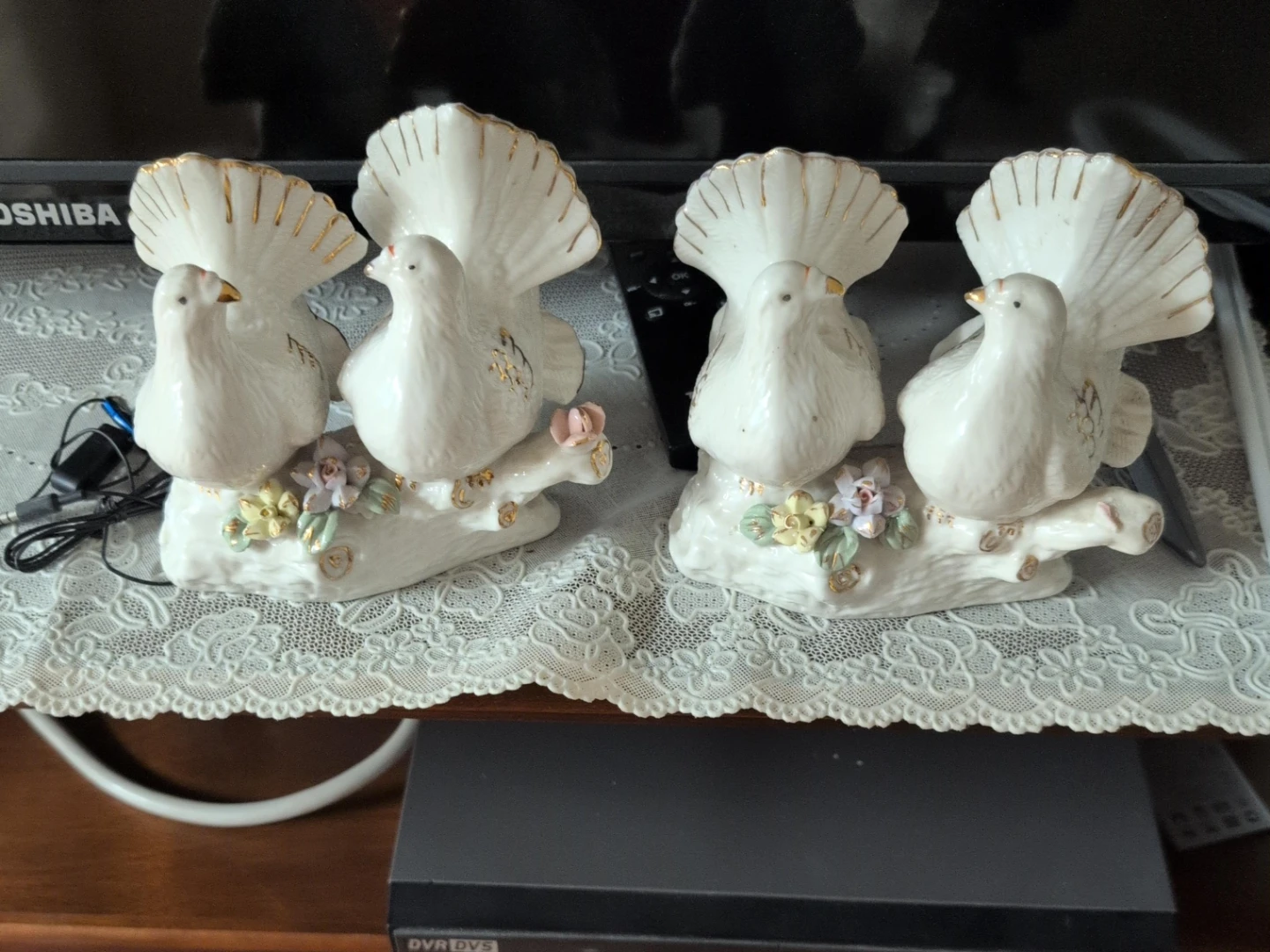 Decorative porcelain doves figurine