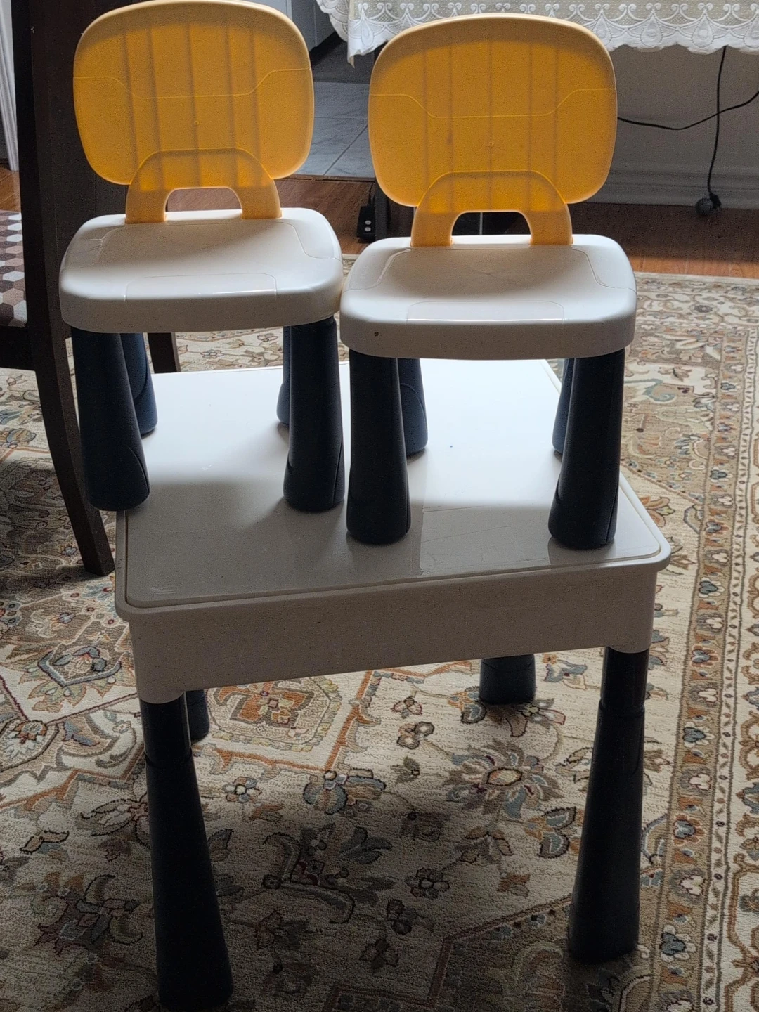 Kids Plastic Table and Chairs Set no LEGO