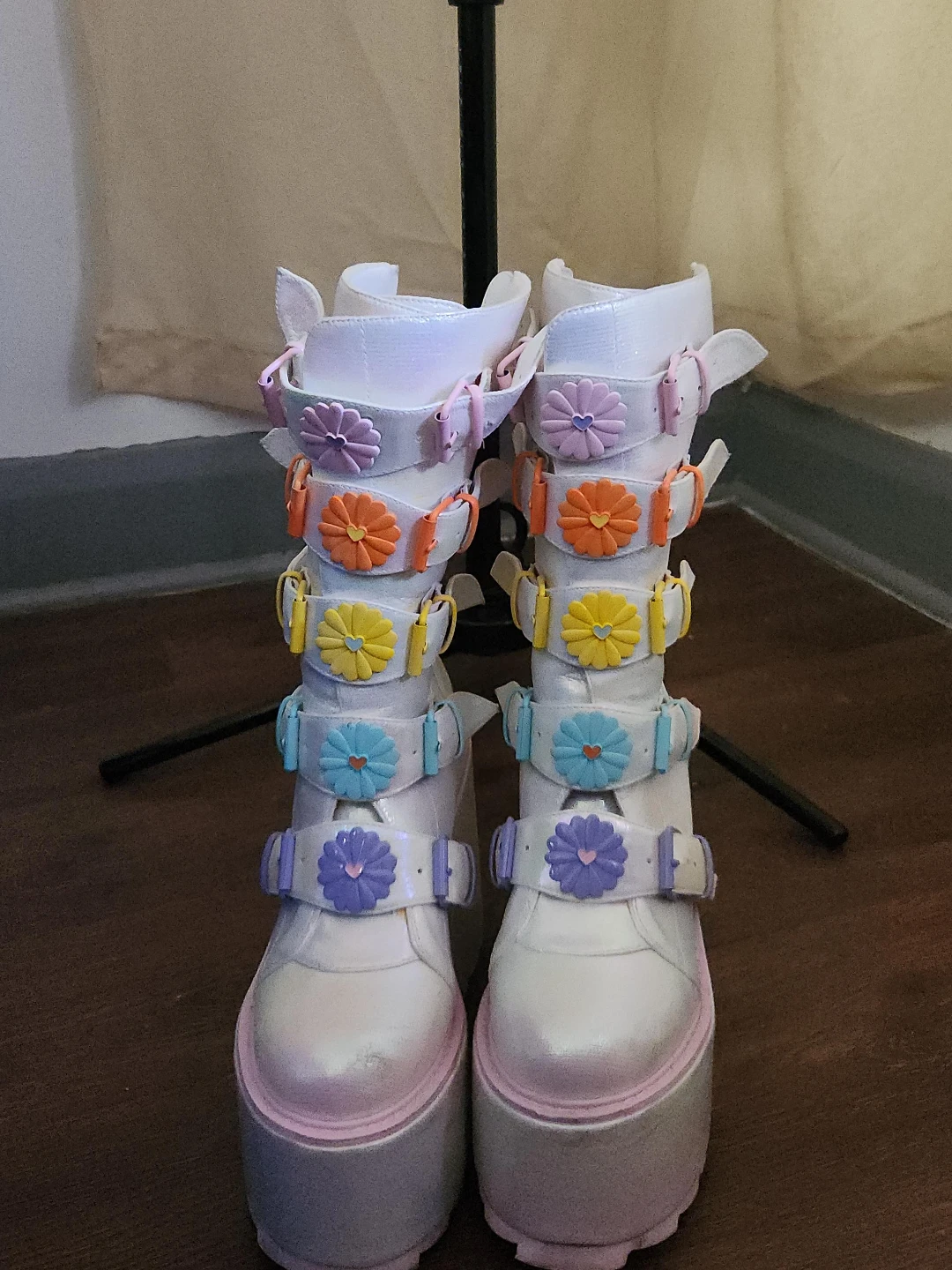 YRU White Platform Boots with Flower Buckles