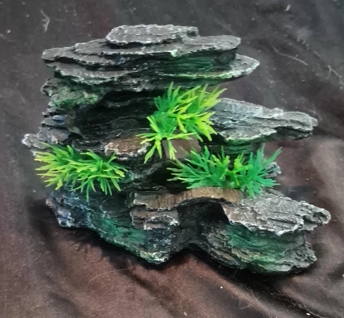 Aquarium Rock Decoration with Artificial Plants