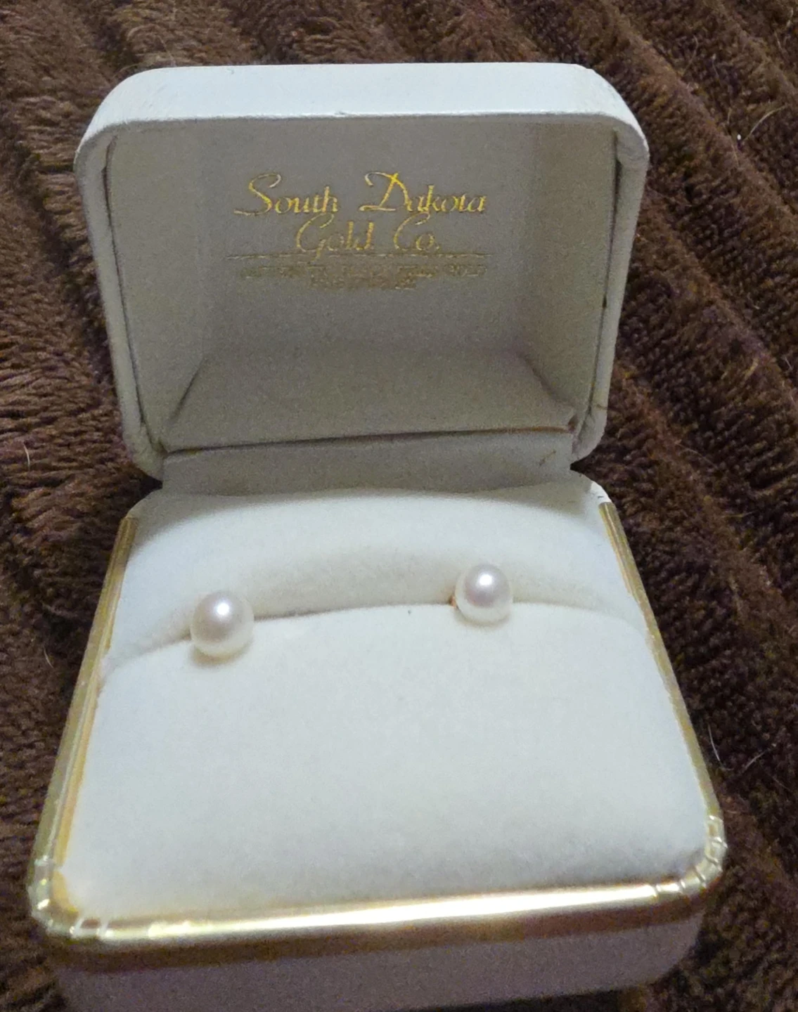 South Dakota Gold Co. Pearl Earrings in Box