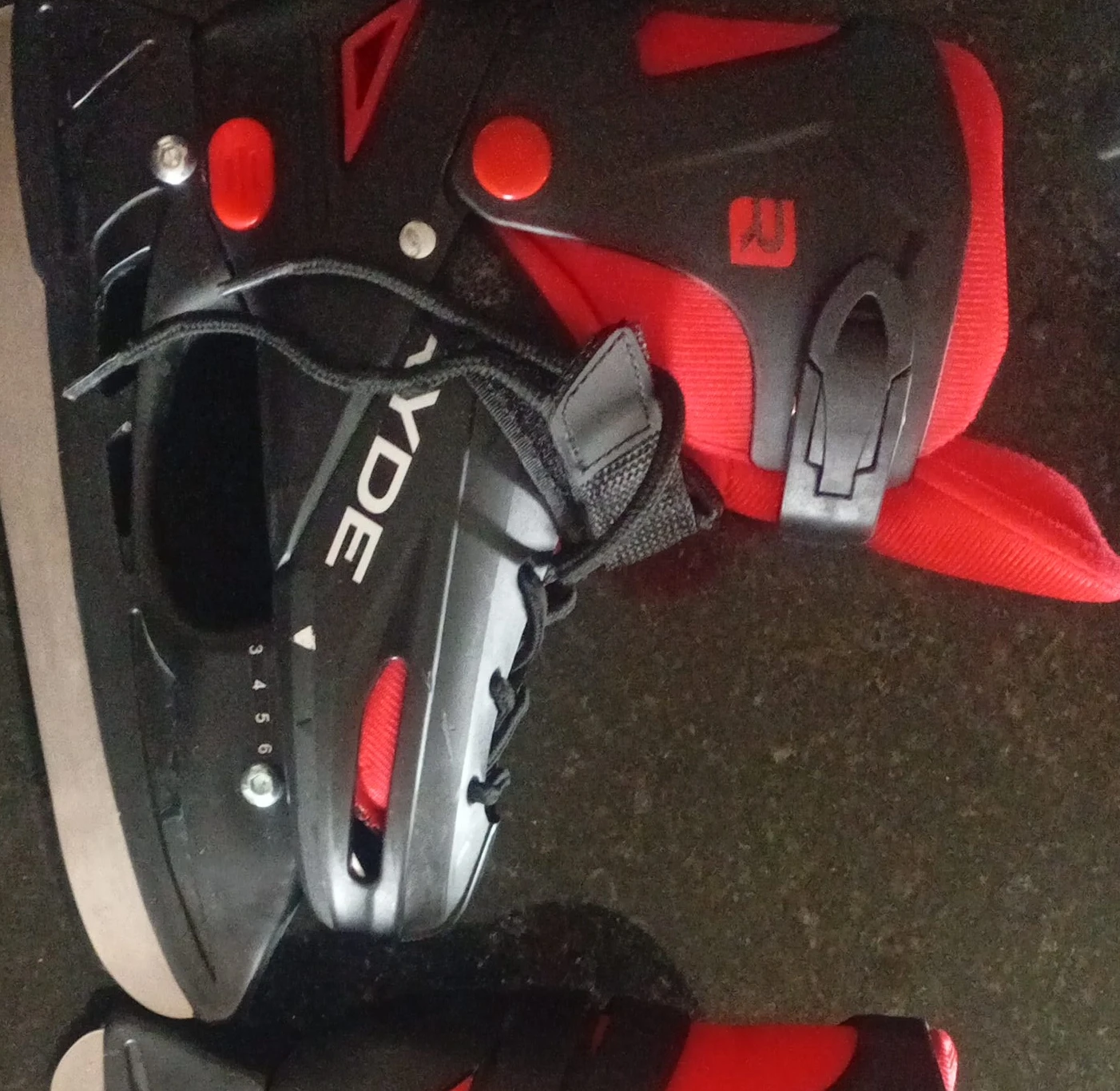 Adjustable Ice Skates (Size 3–6) – Excellent Condition ⛸️