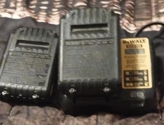 DeWalt DCB107 Battery Charger with DCB207 Battery - photo 2