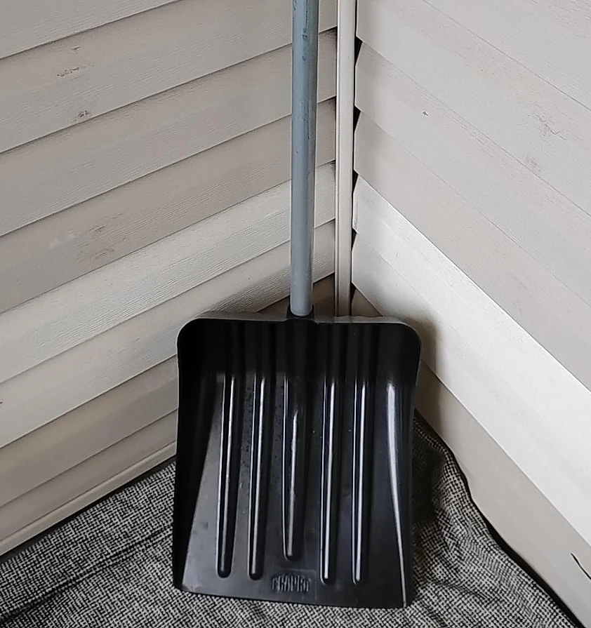 SNOW SHOVEL