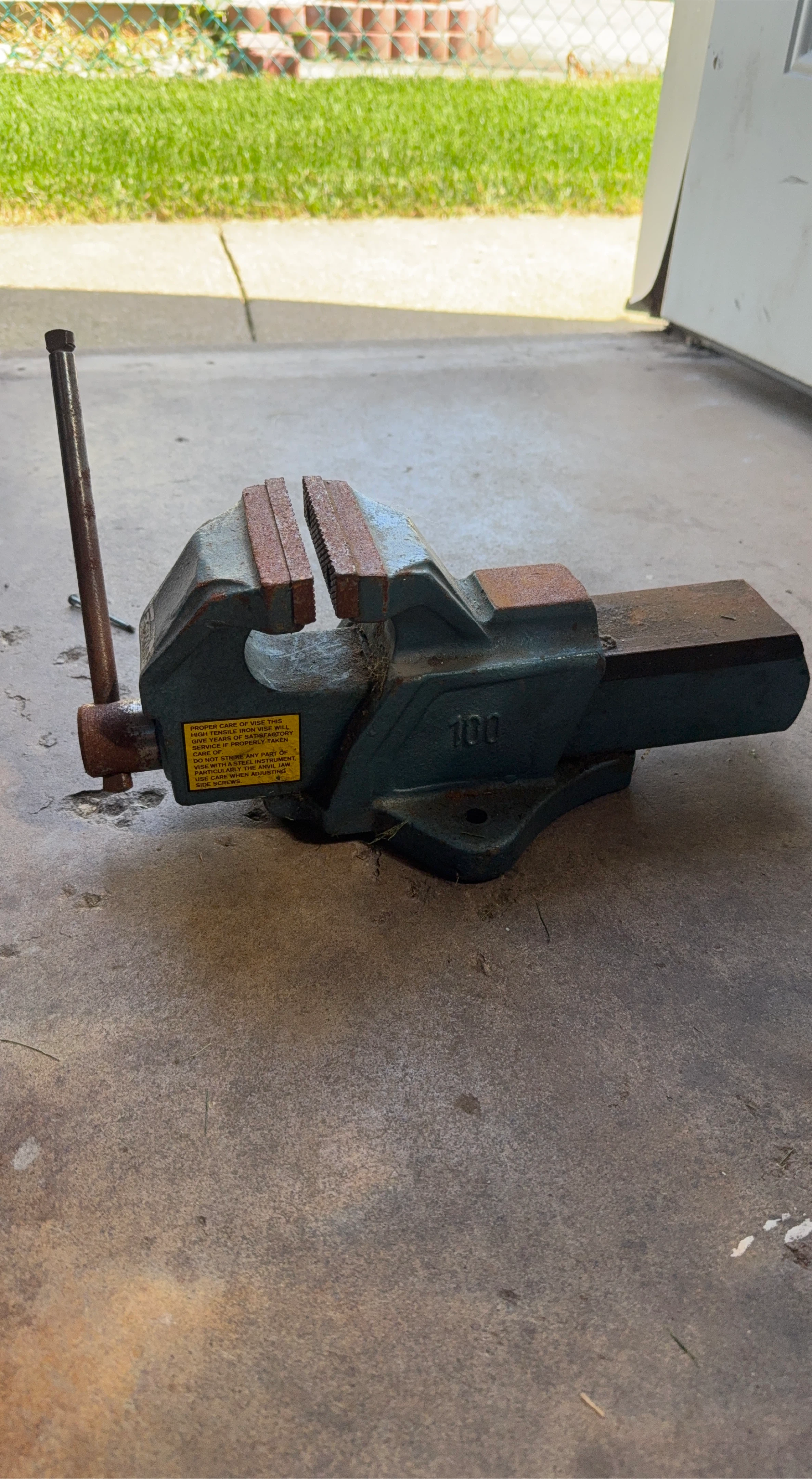 Bench Vise 100
