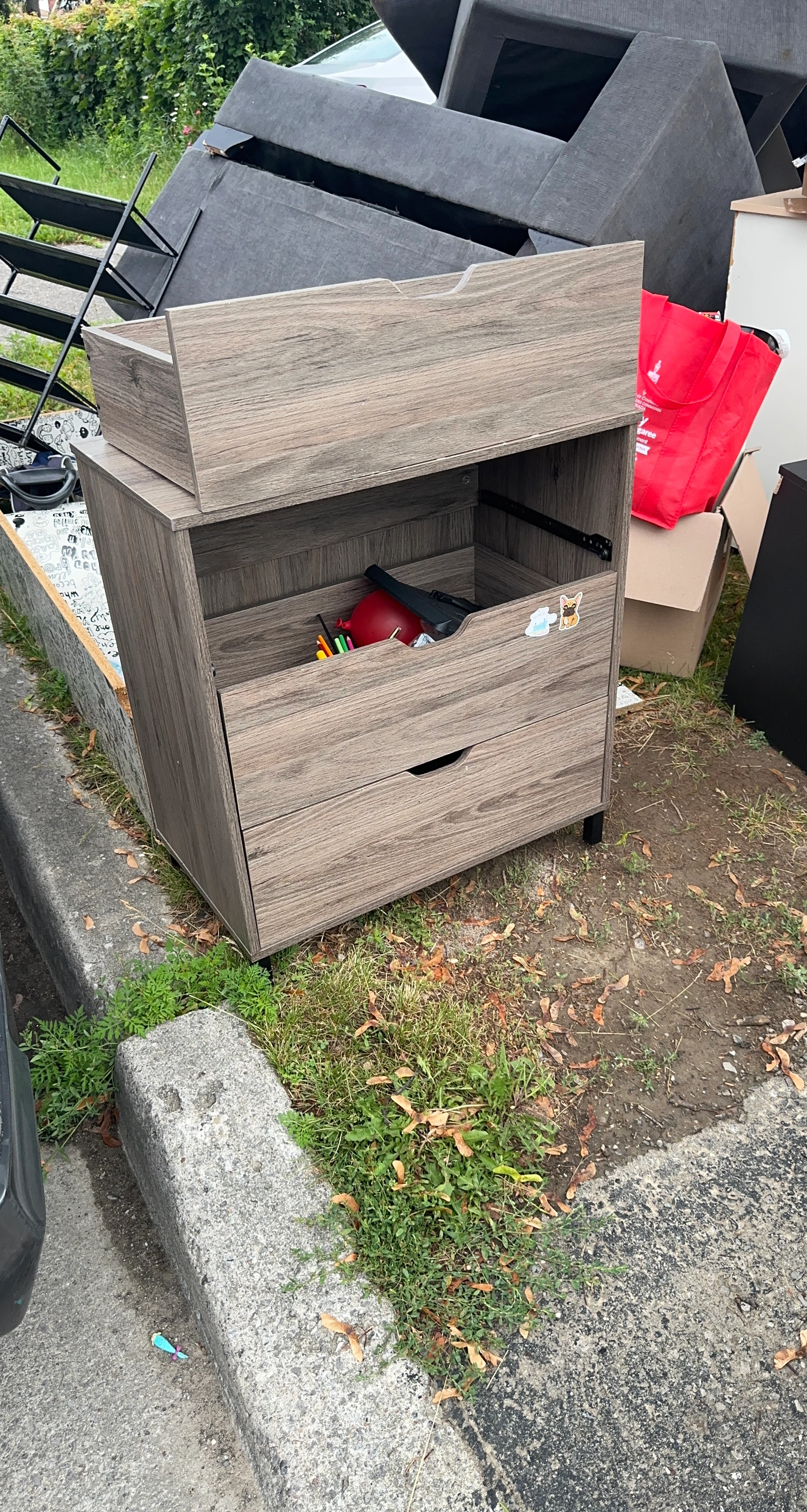 Wood-look cabinet with drawers